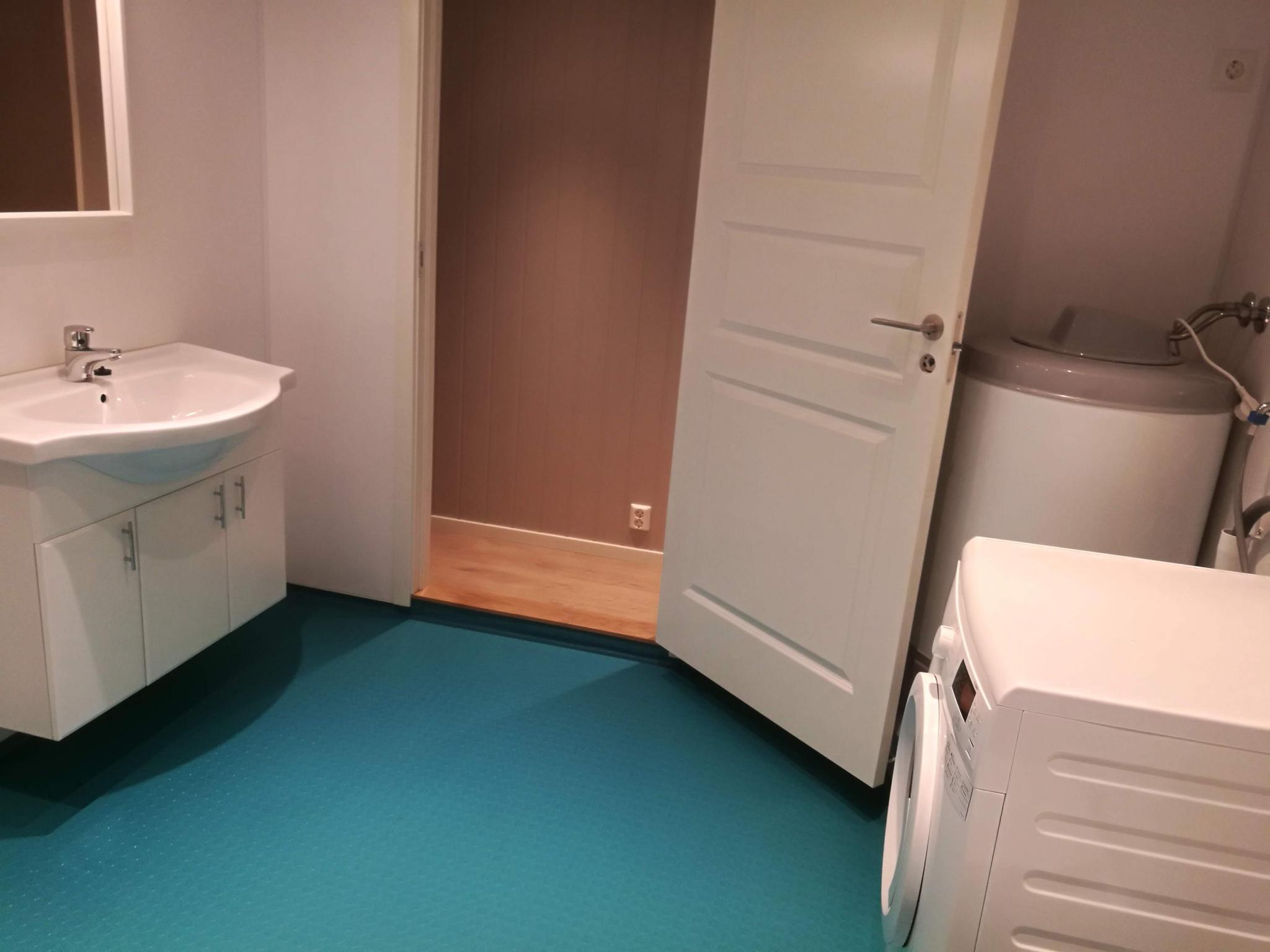 Bad, inkl. vaskemaskin og tørketrommel.