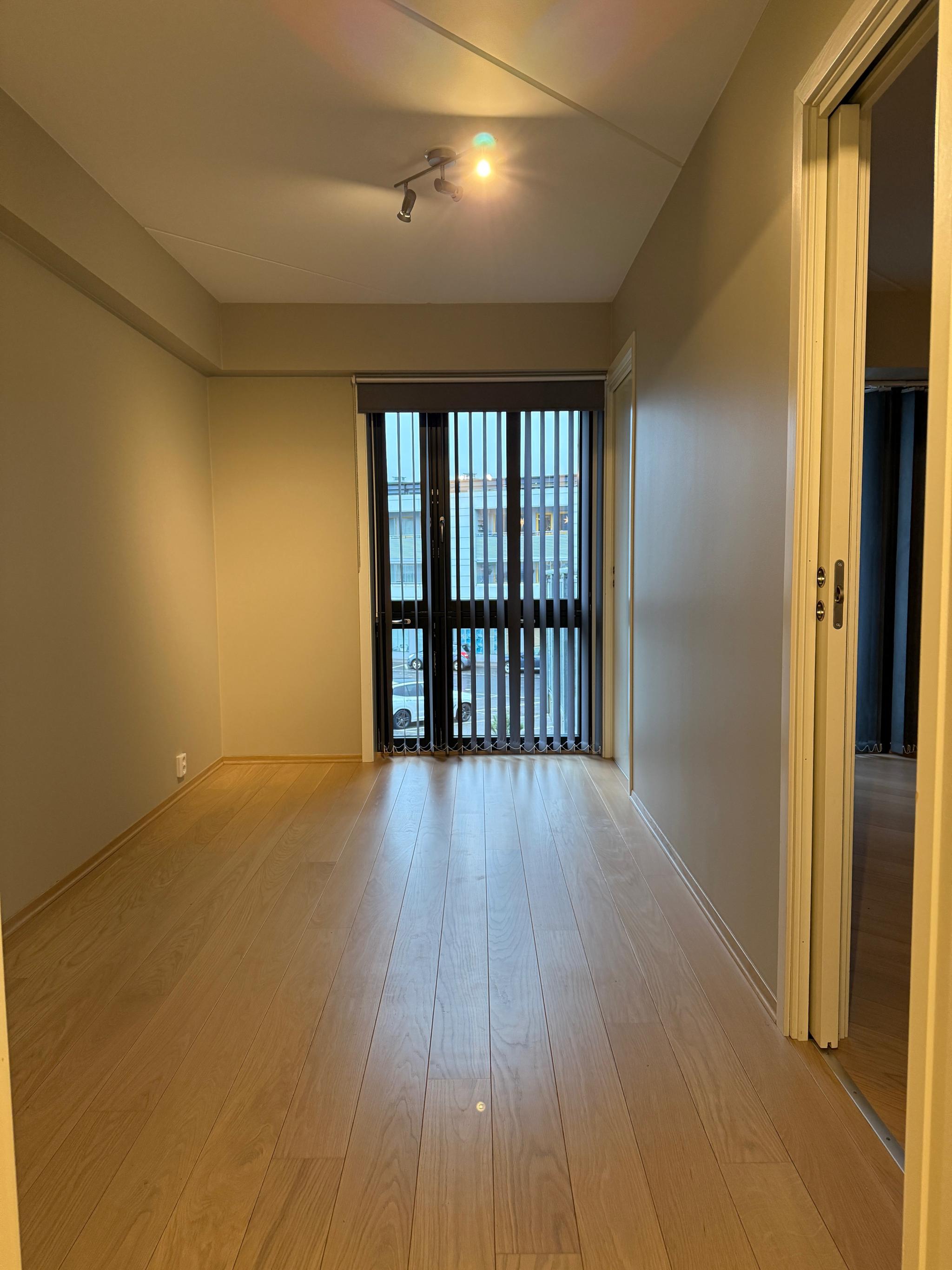 Skyvedører med inngang på begge sider på soverommet. Plass til dobbeltseng i bredde 180 cm 