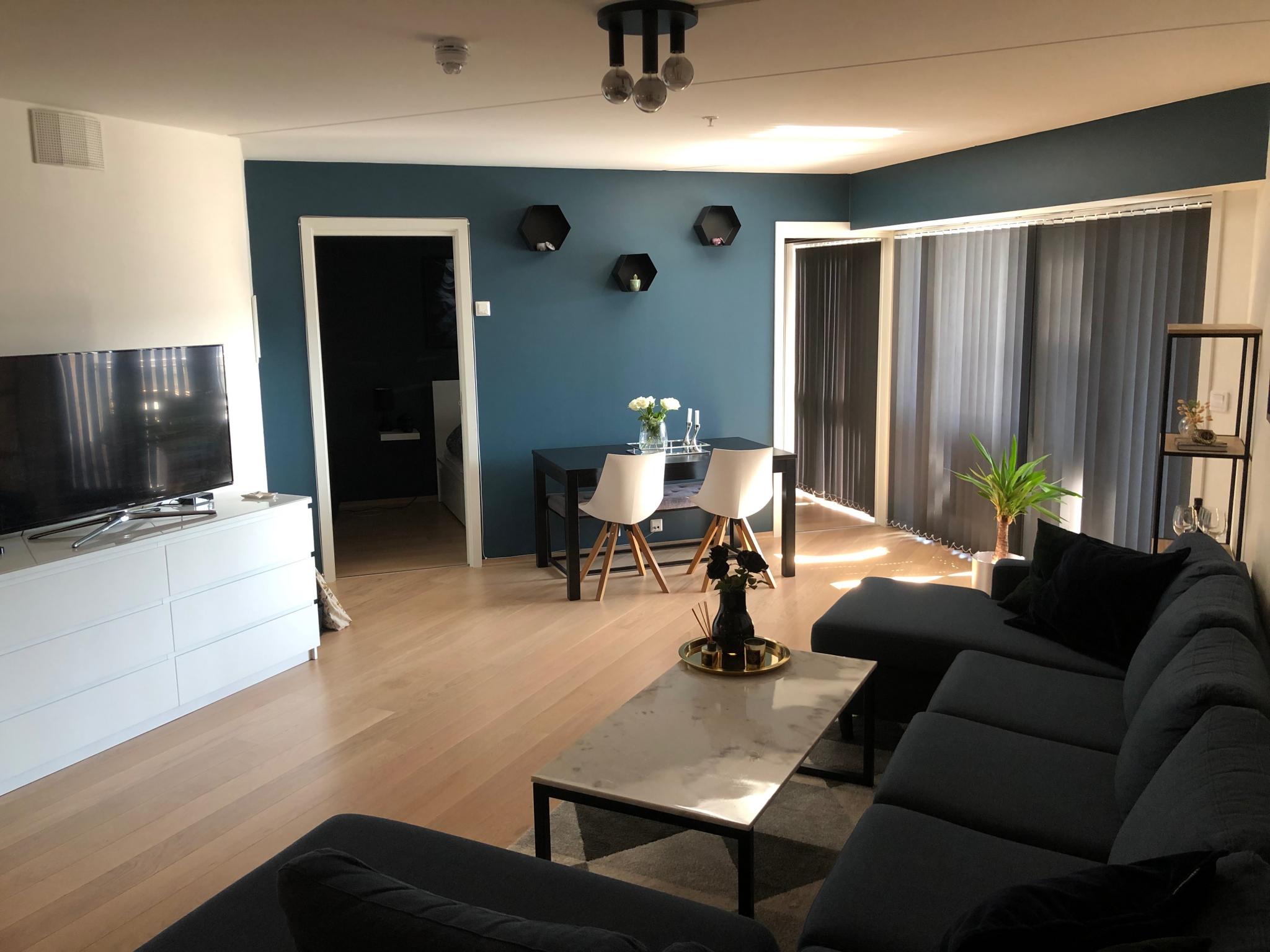 Slik var leiligheten møblert før