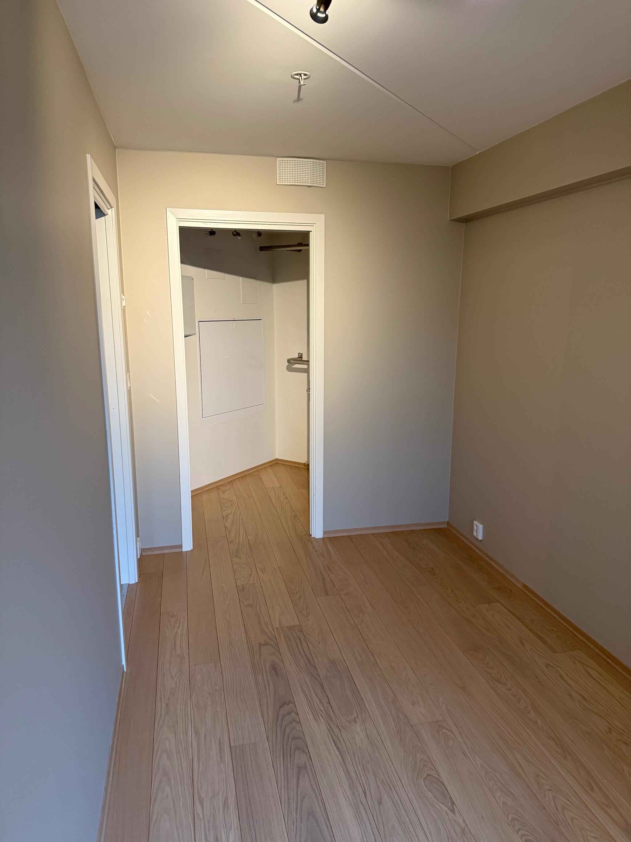 Eget walk-inn fra soverommet 