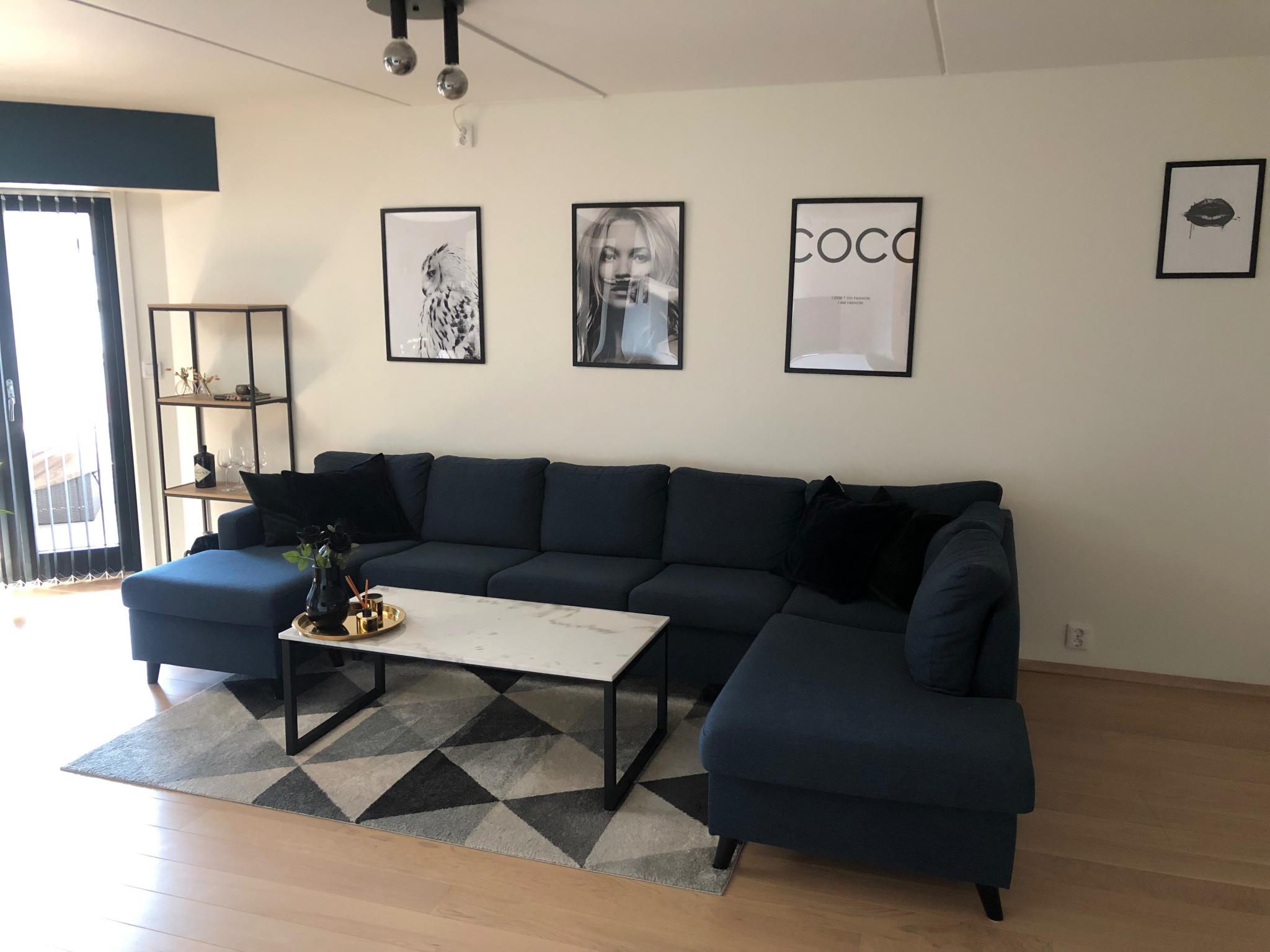 Slik var leiligheten møblert før 