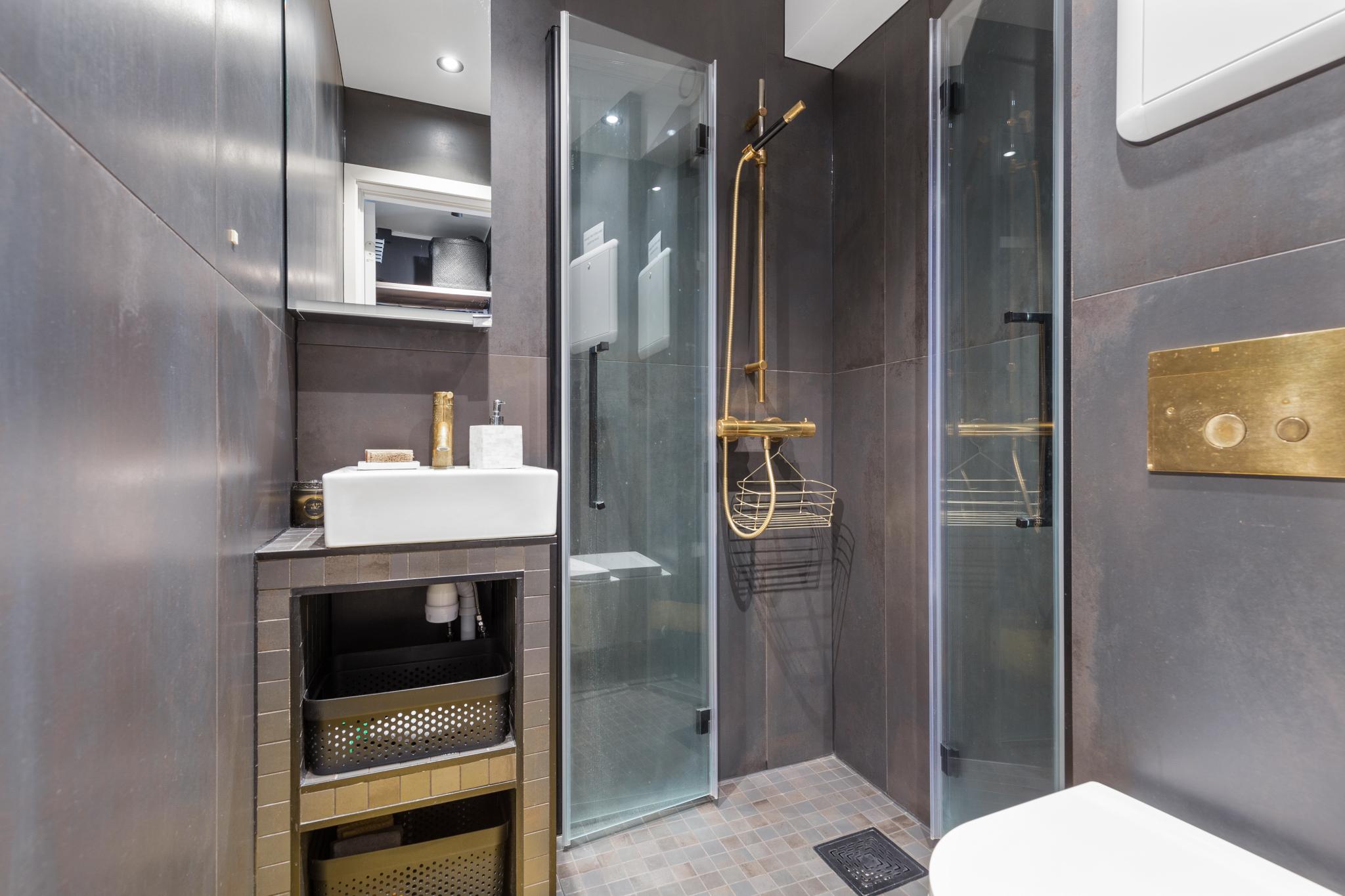 Stilig bad med dusjhjørne, vegghengt WC og gulvvarme 