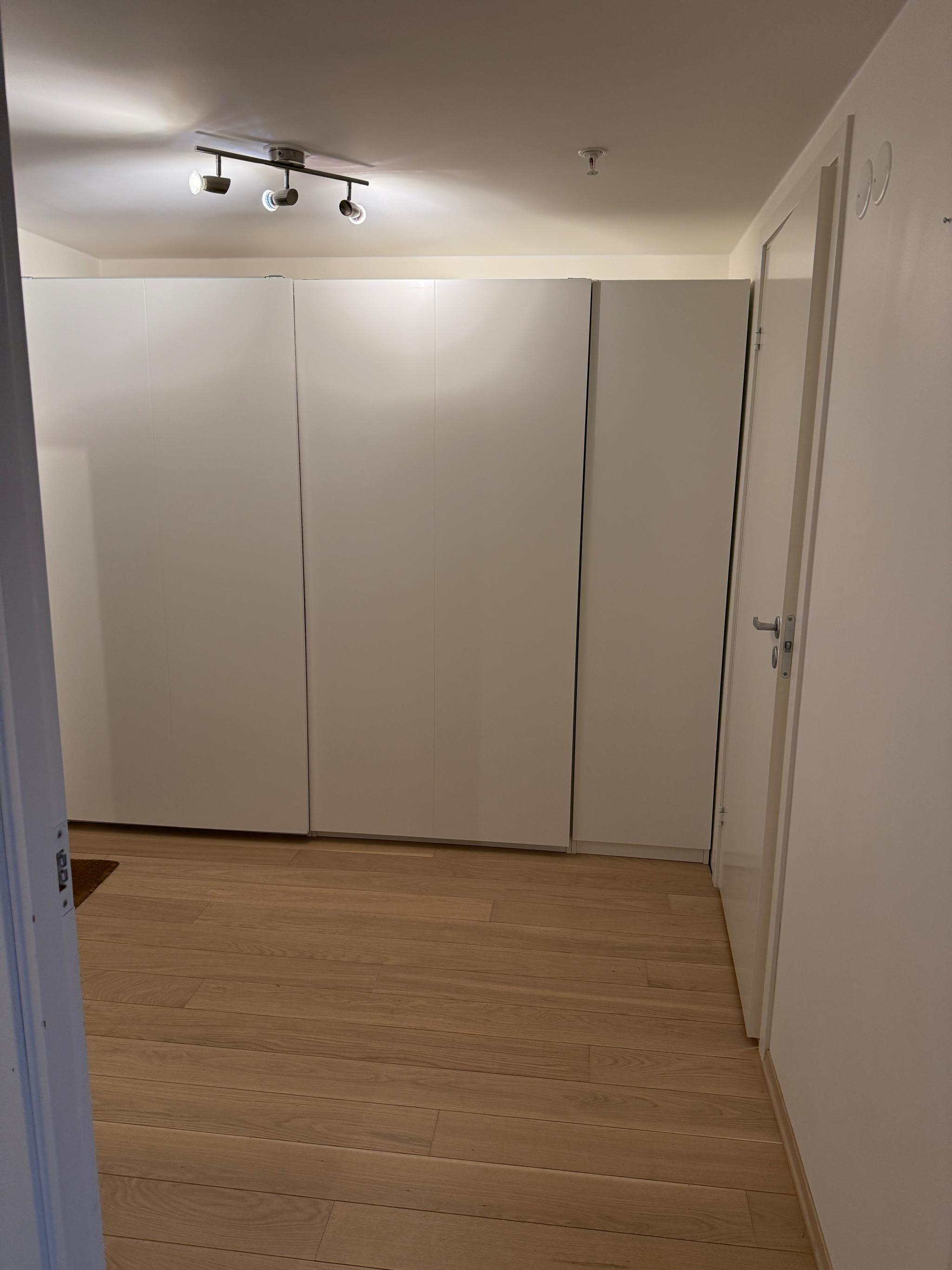 Stor skyvedørsgarderobe i gangen 