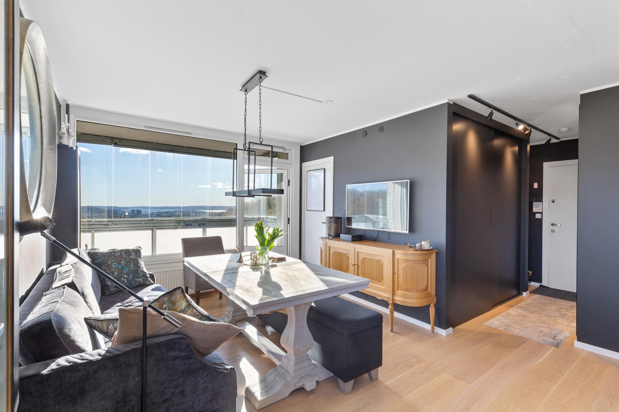 Hjørneleilighet med gode solforhold og god plass til sofagruppe og tv-møbel. 