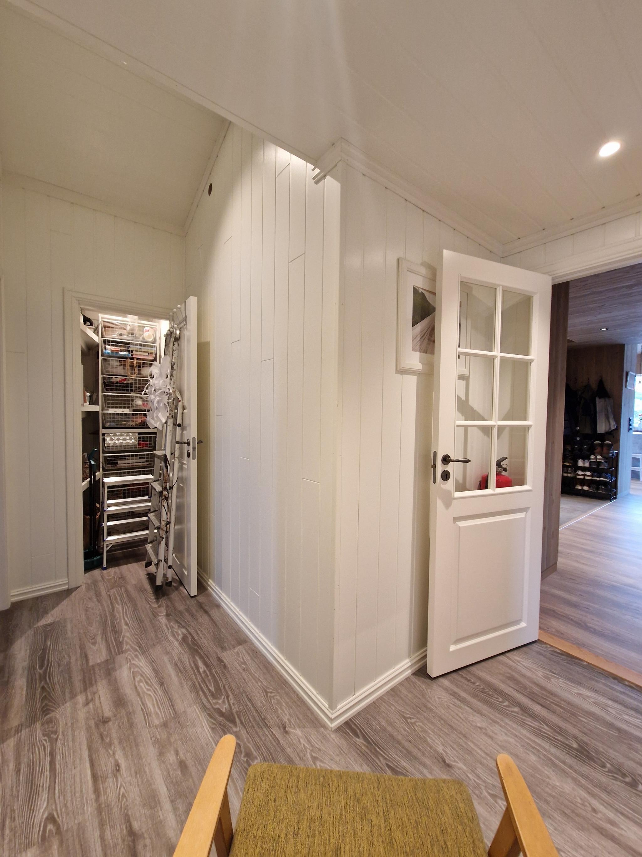 Praktisk innredet liten bod.