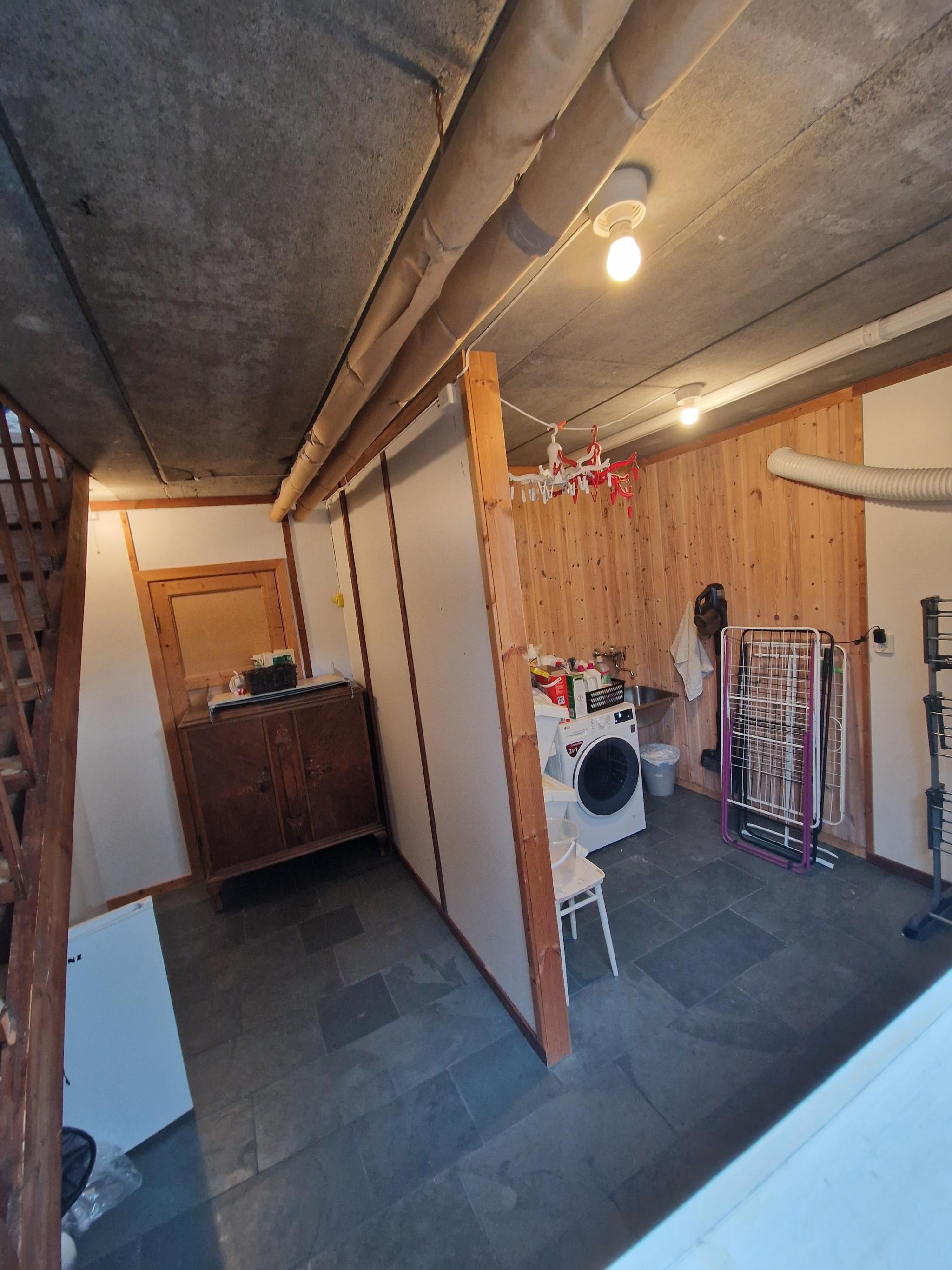 Forholdsvis romslig vaskerom i kjeller.