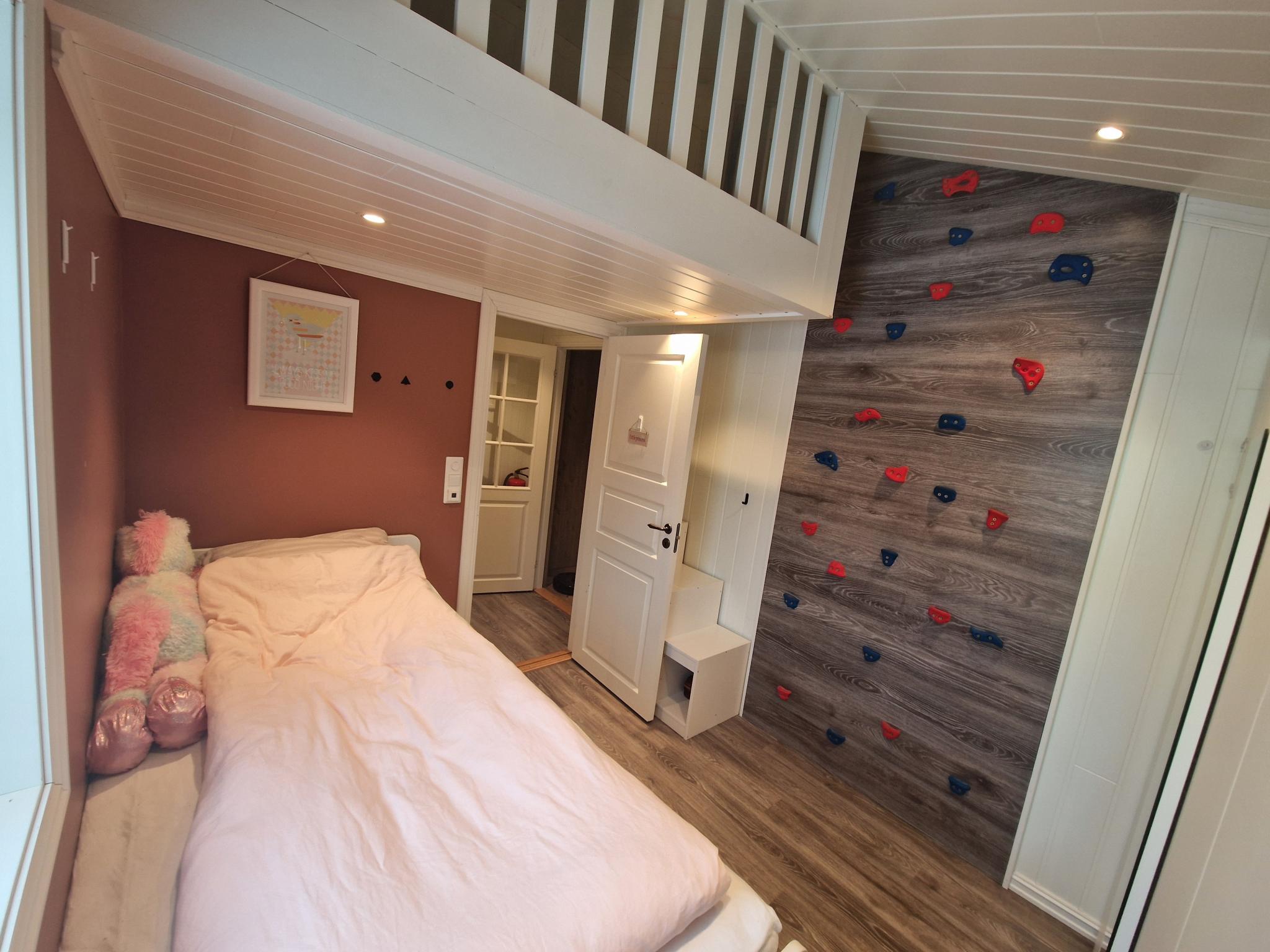 Soverom 2. Klatrevegg og hems. Hems har 120cm bredde.