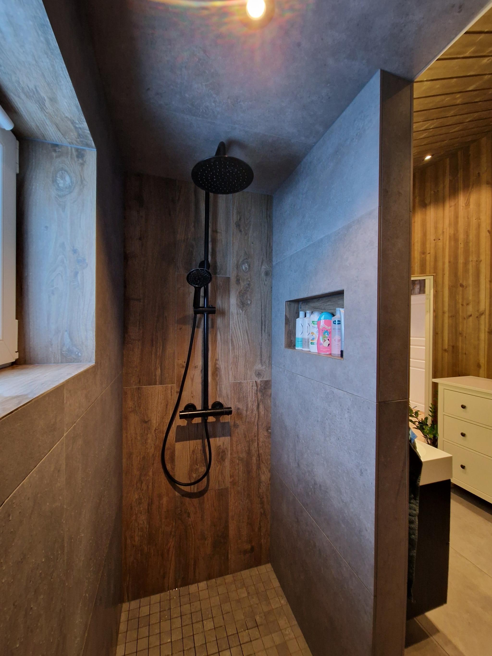 Romslig dusj, med frostet vindu.