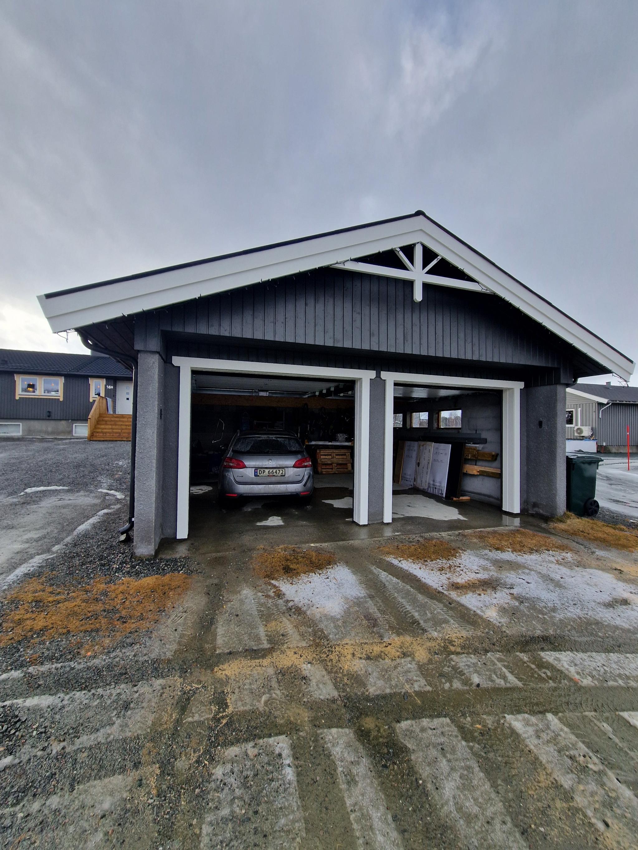 Dobbelgarasje på ca 45kvm. Elektrisk port og med dør.