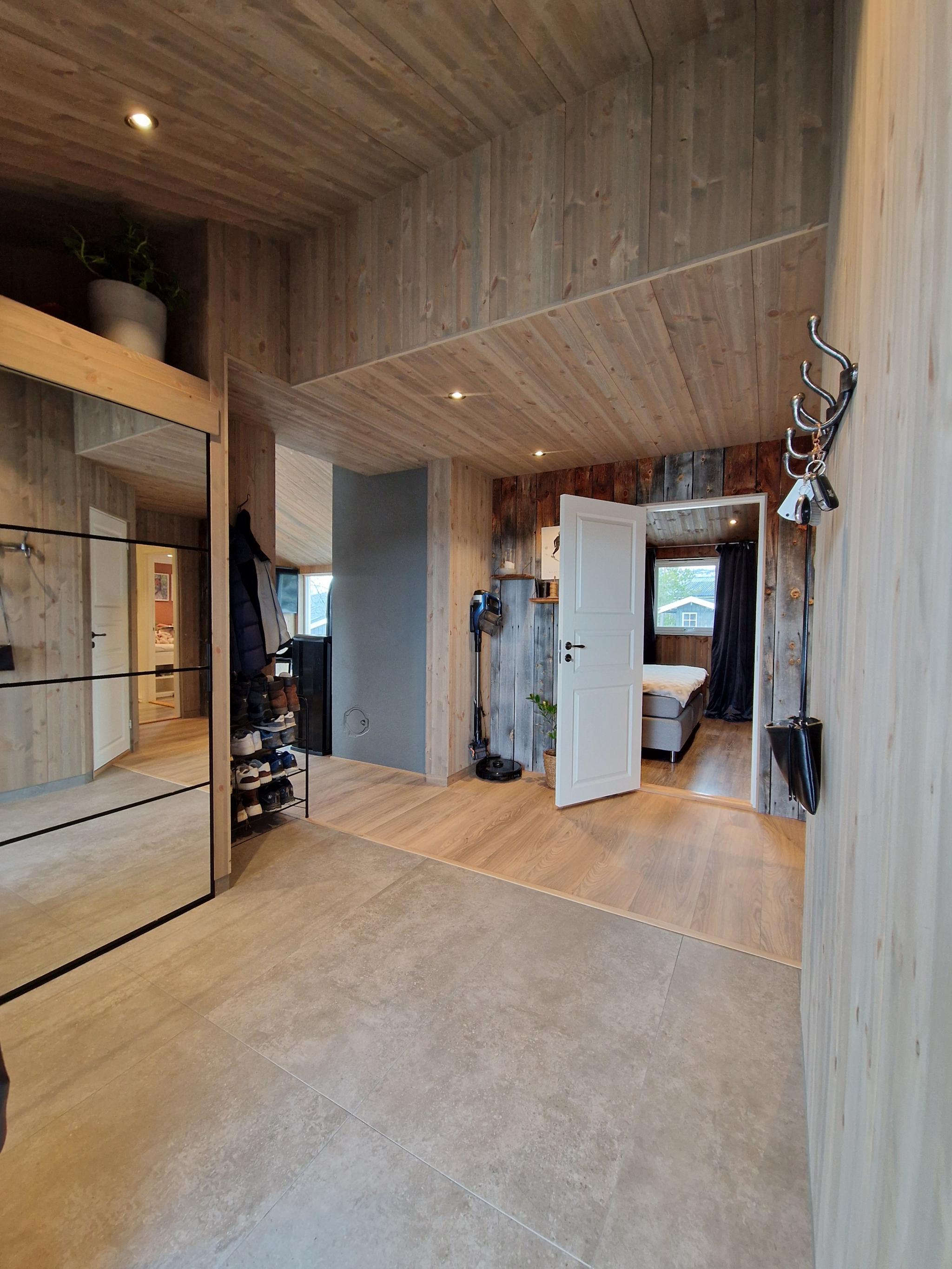 Romslig gang med stor garderobeløsning og praktisk oppbevaring