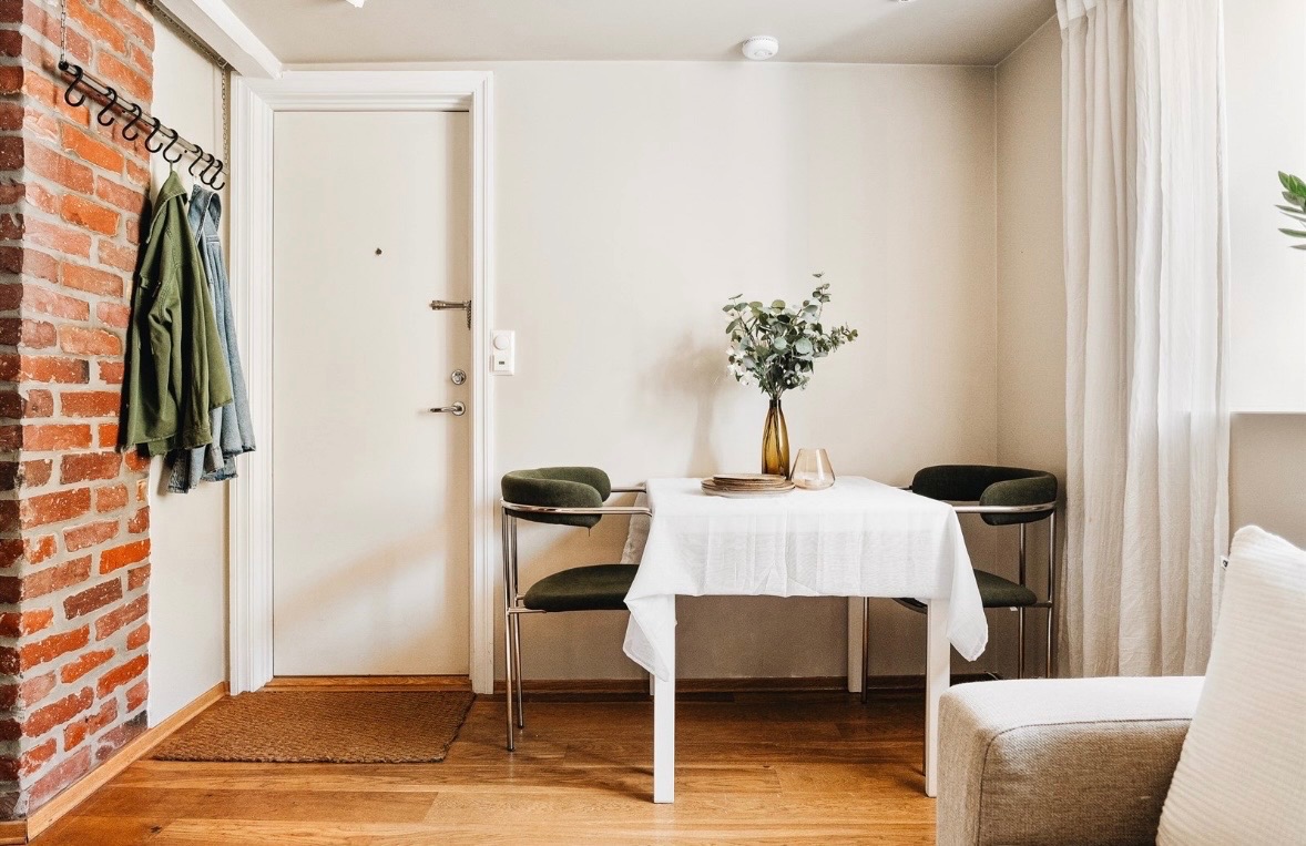 Bord og stoler følger ikke med i leien.