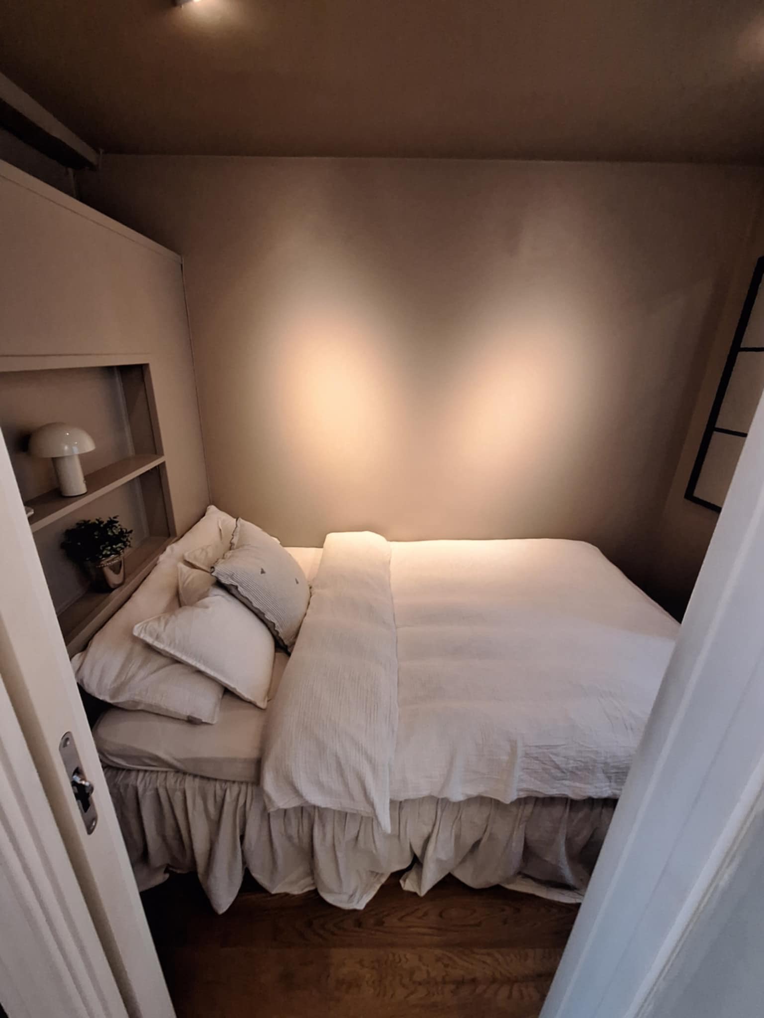 Mulighet for oppbevaringsbokser i hylle over senga og evt i vinduskarm