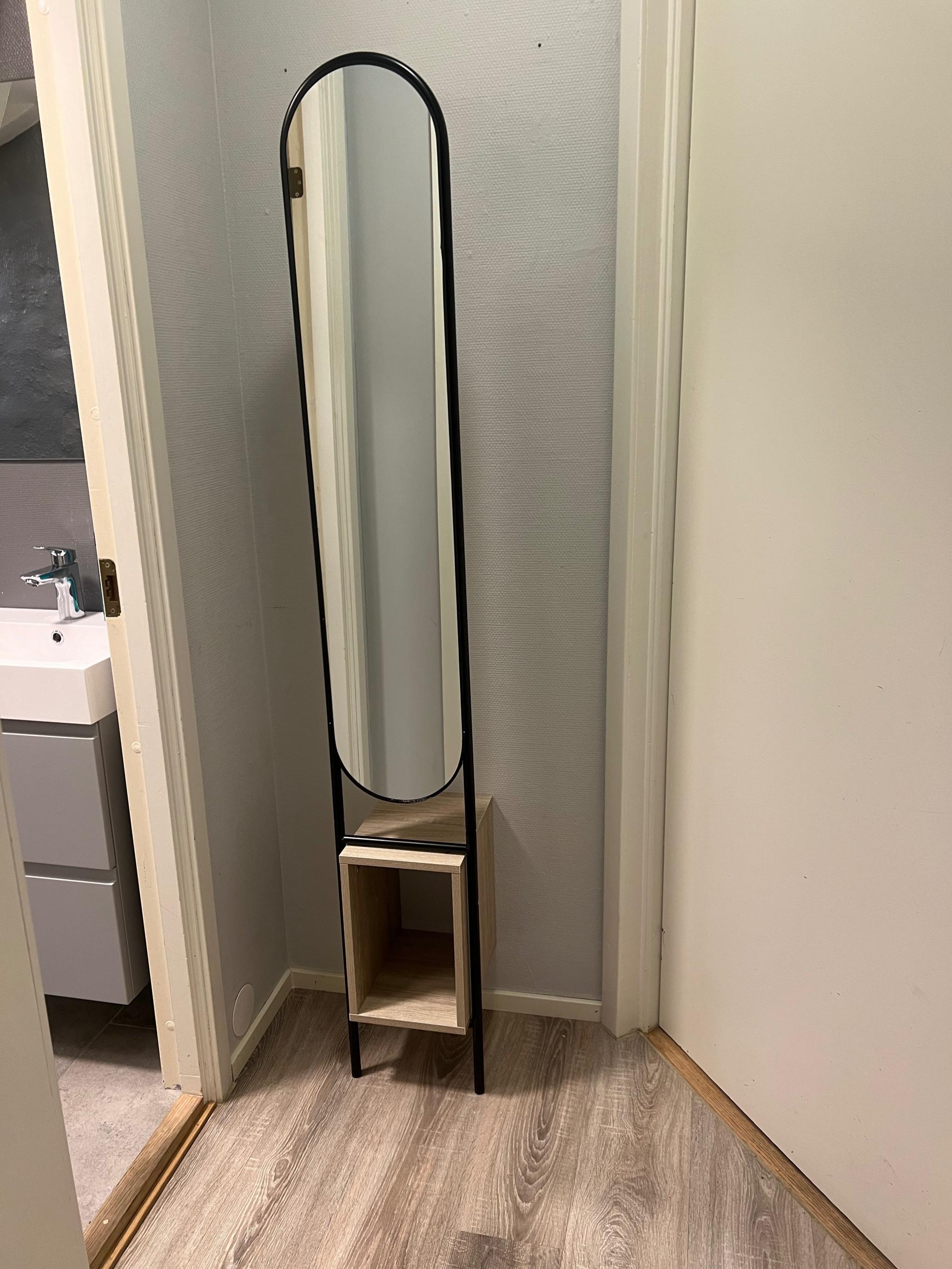 Entré med nytt speil og mulighet for oppheng av jakker.