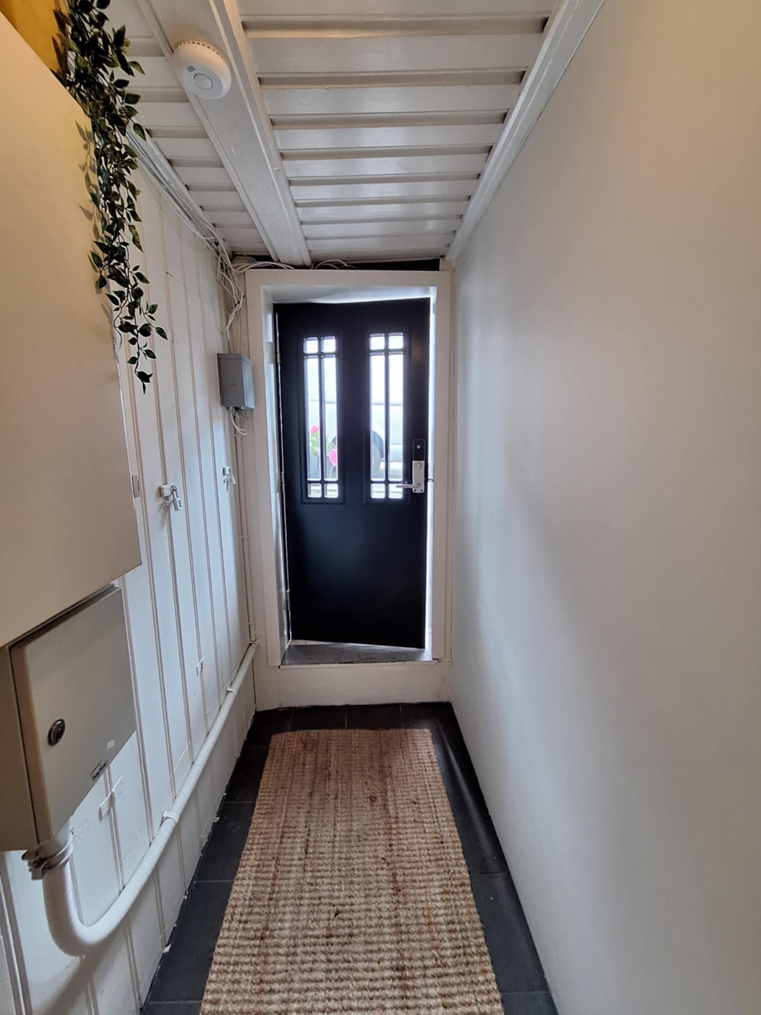 Inngang til leiligheten. Dette er et fellesområde brukt av sameiet for adgang til boder og vaskerom.