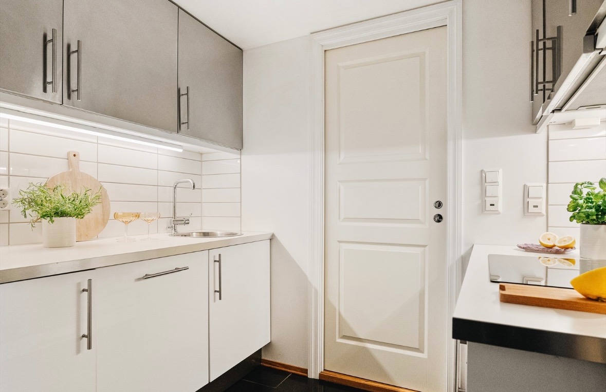 God oppbevaringsplass og benkeplass. Oppvaskmaskin, kokeplate og ovn følger med!