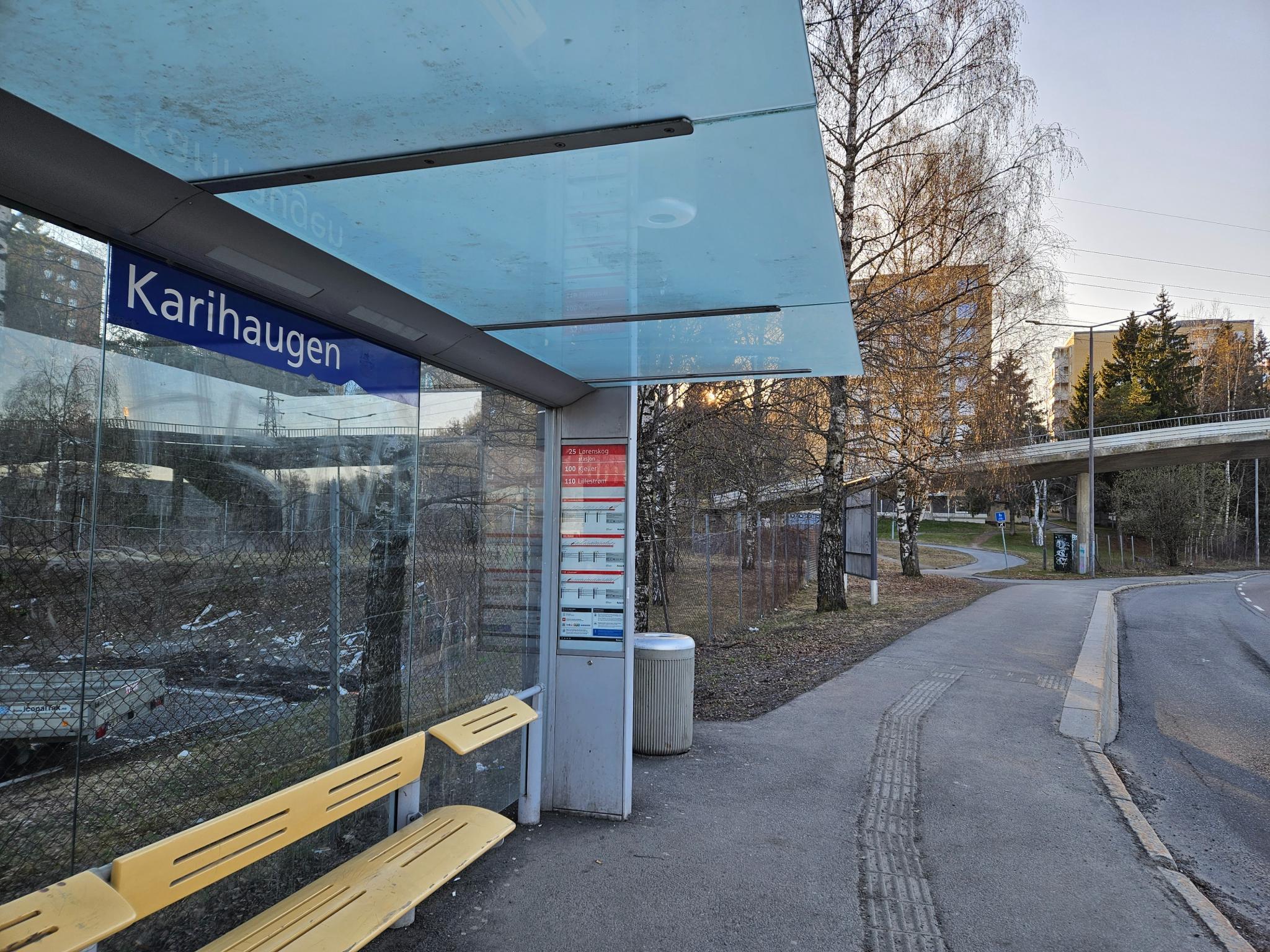 1 min å gå. For retning sentrum, må du over brua.