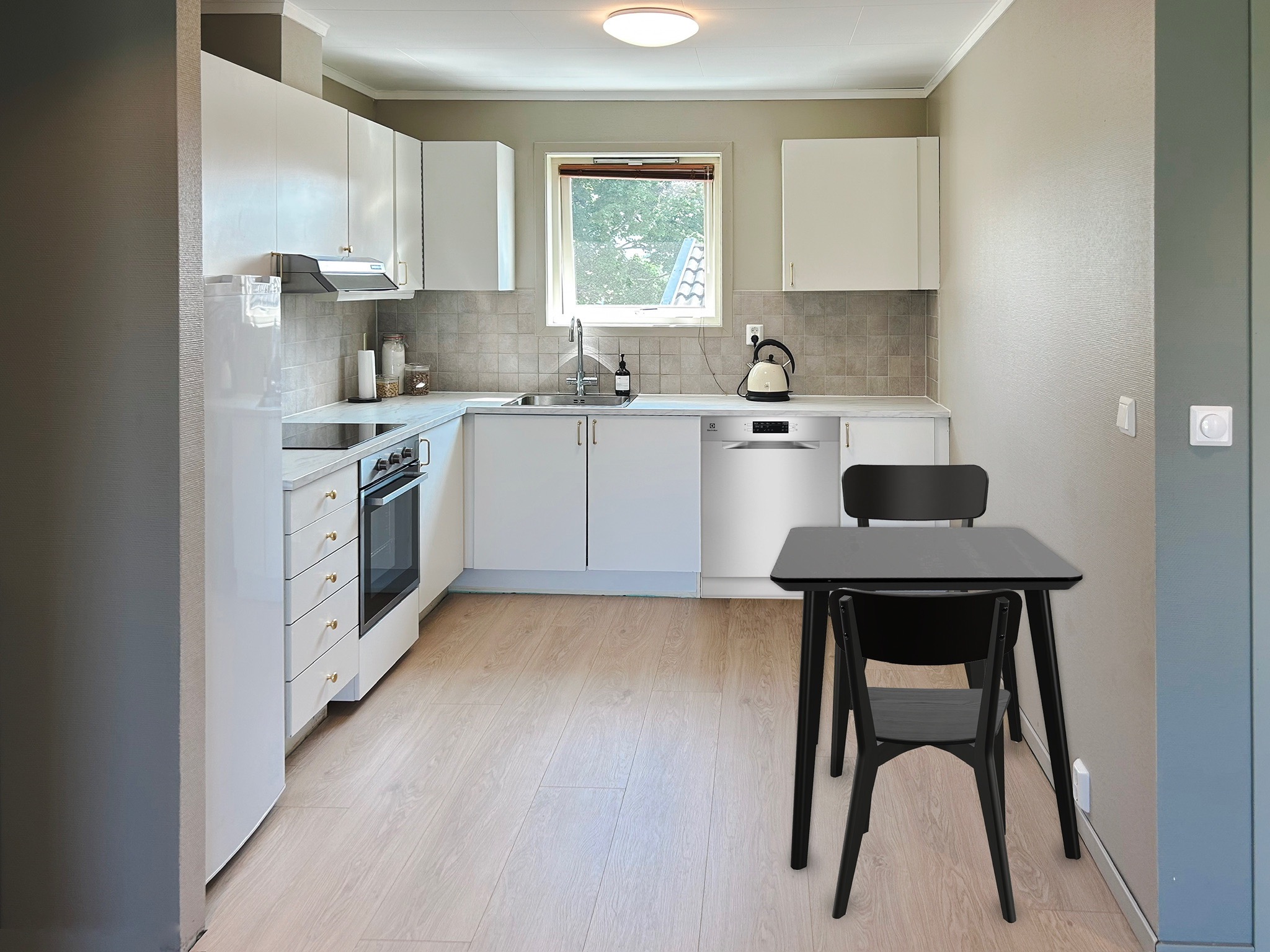 Kjøkken (bord med stoler og oppvaskmaskin er en illustrasjon og kun brukt som eksempel på møblering