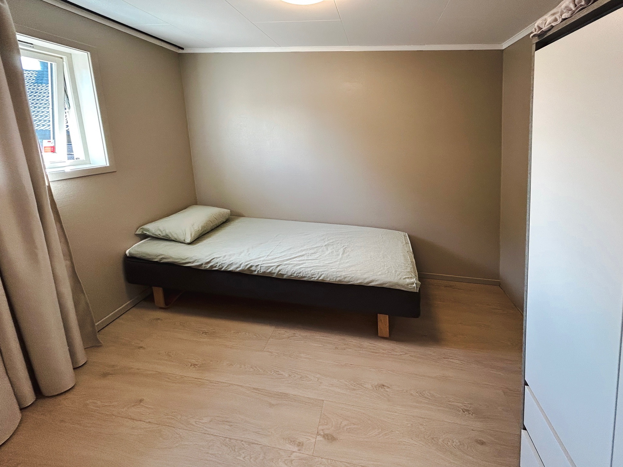 Soverom med garderobe -perfekt som barnerom eller kontor 