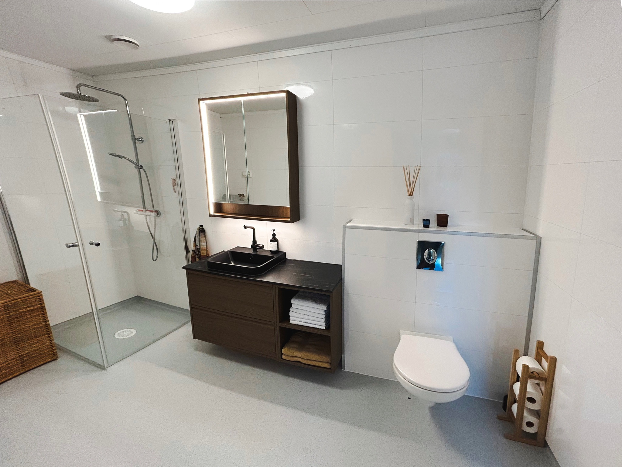 Bad med dusjhjørne, vegghengt WC og opplegg til vaskemaskin 