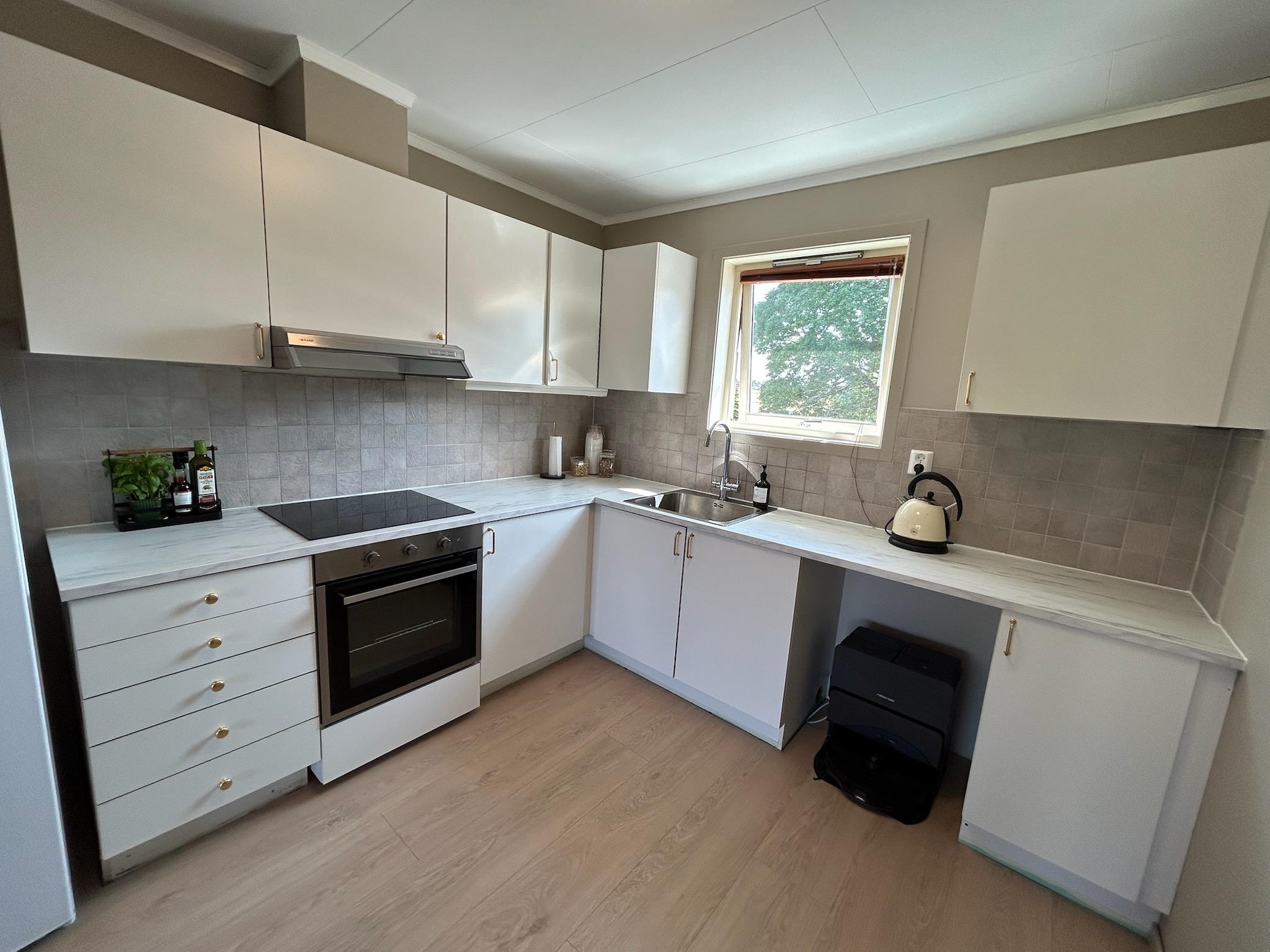 Kjøkken med integrert platetopp og ovn