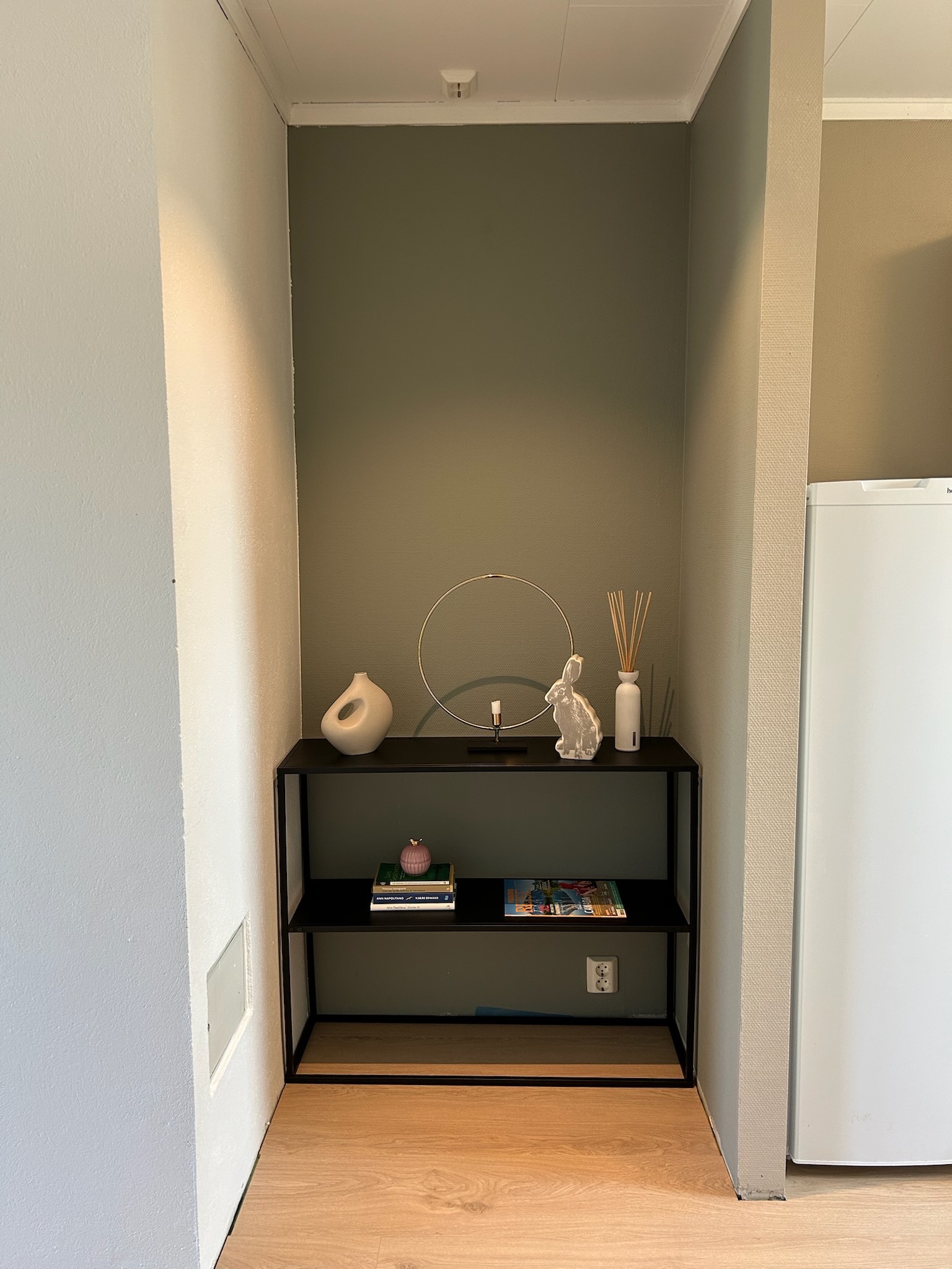 Nisje mellom stue og kjøkken med plass til arbeidsbord/PC. 