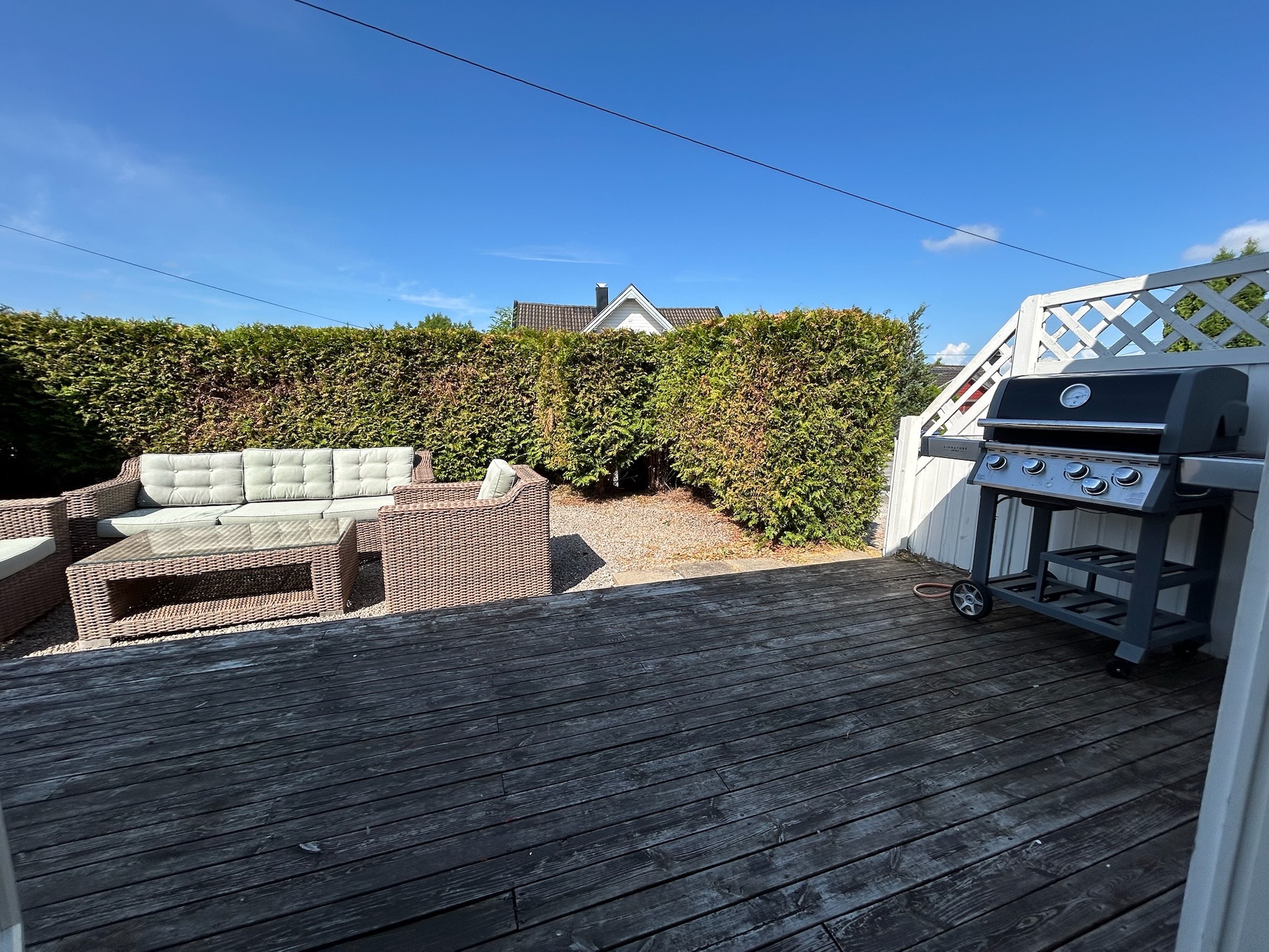 Skjermet uteområde uten innsyn, med god plass til utemøblering og grill