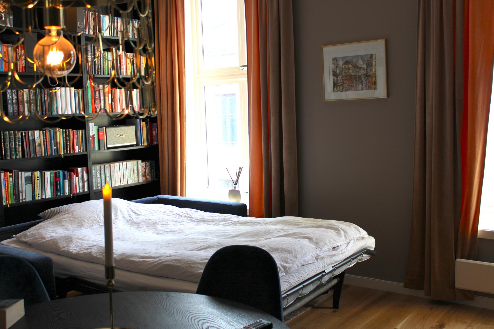 En sovesofa sparer mye plass, og stuebordet veier lite og er lett å flytte.