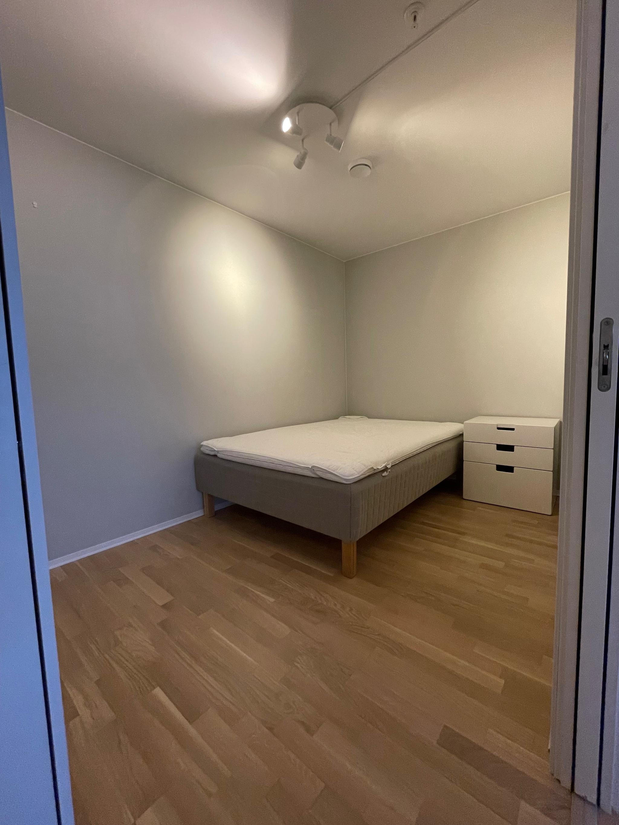 Romslig sovealkove. Møblert med seng, nattbord, klesskap og klesstativ.