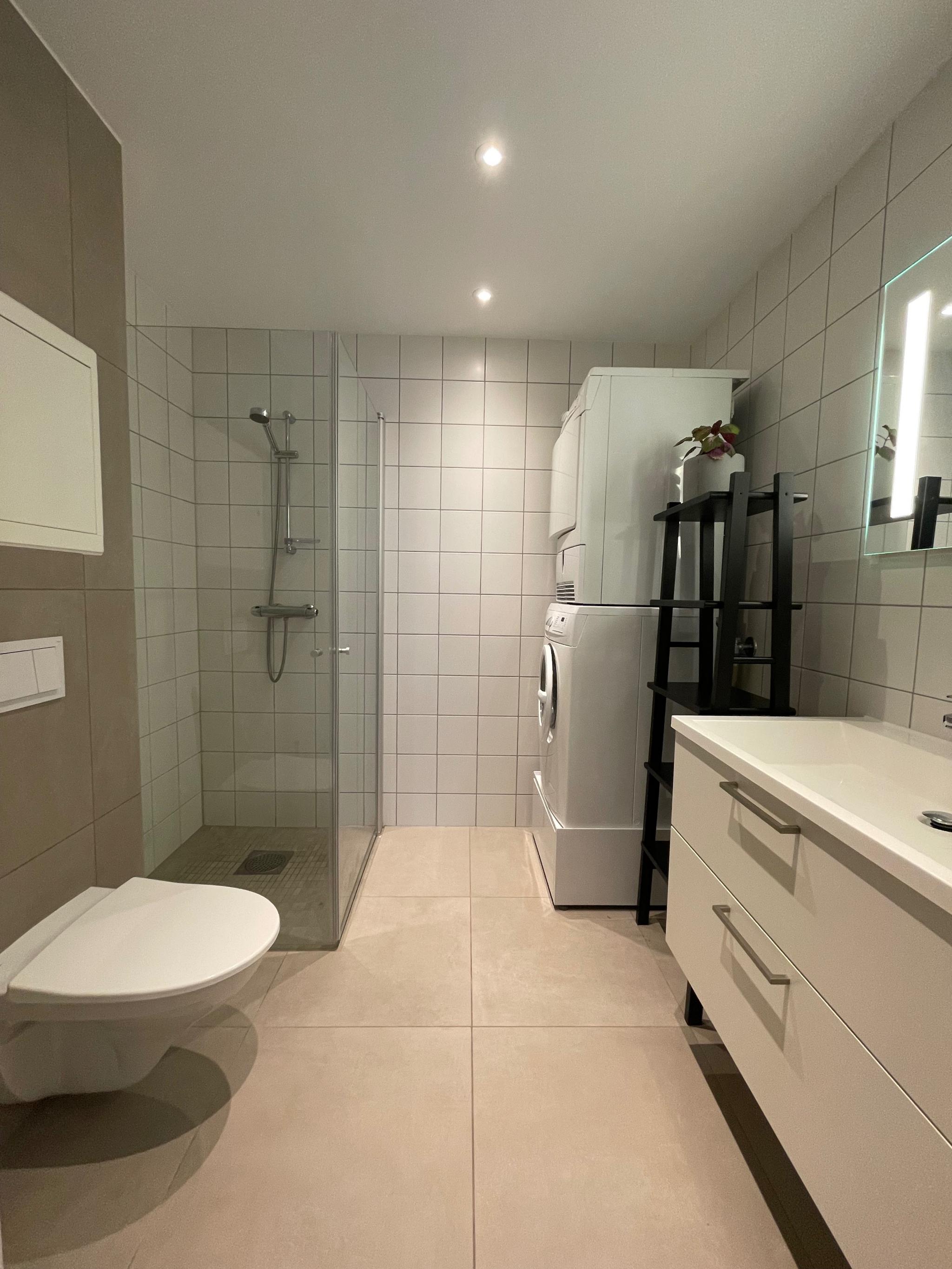 Moderne og fint bad. Inkludert vaskemaskin og tørketrommel.