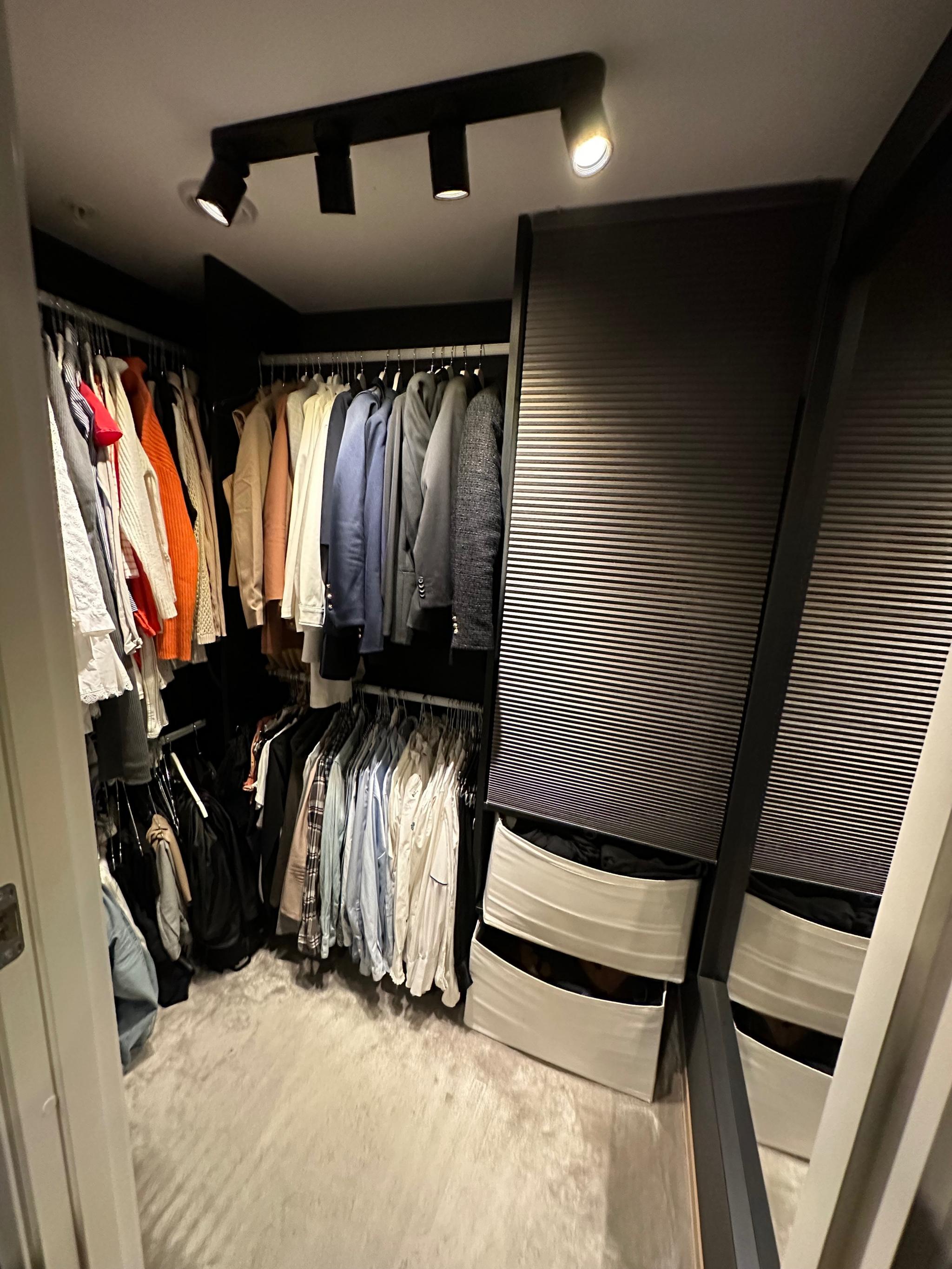 Walk in closet, som illustrerer mye plass.
