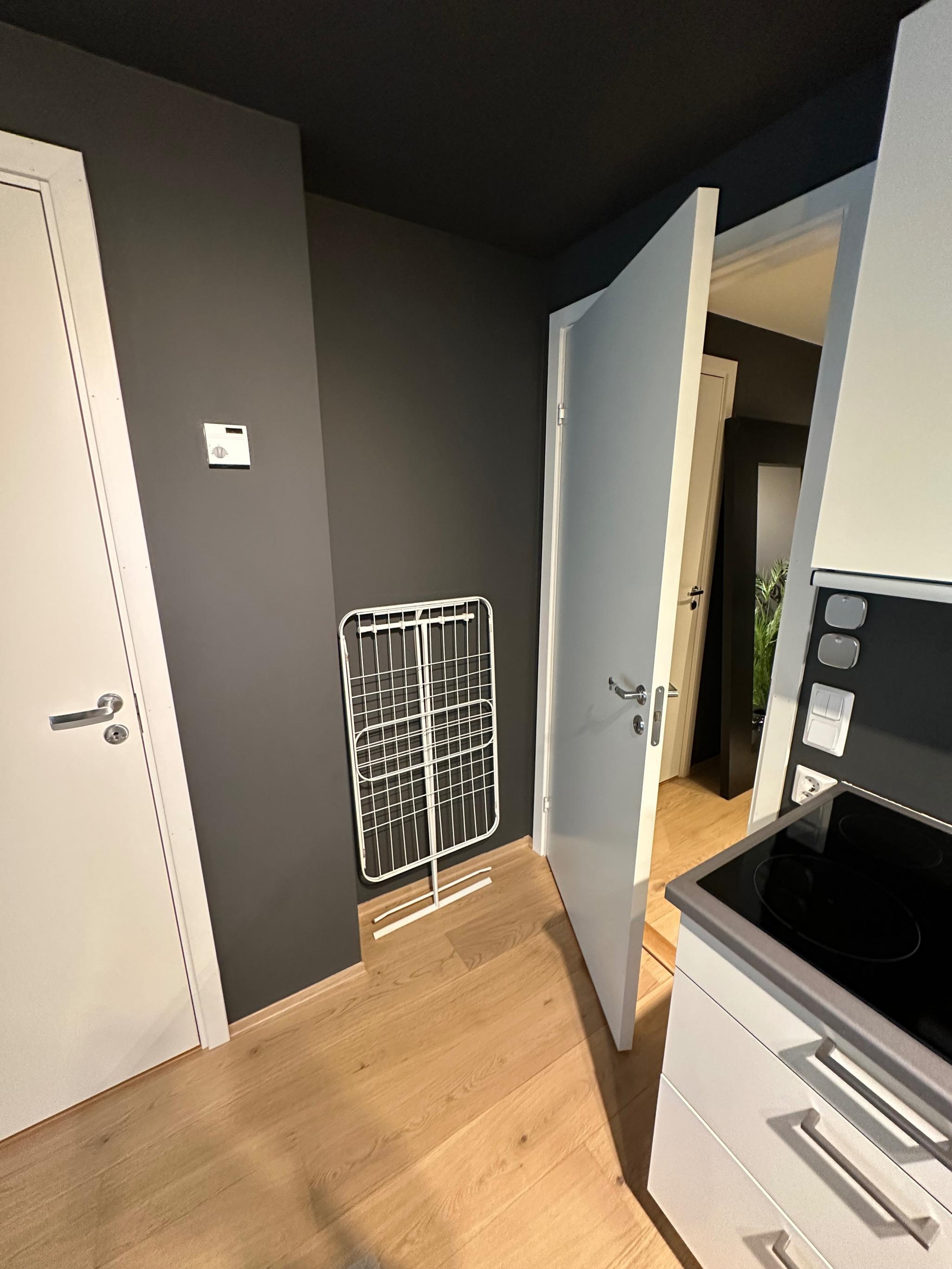 Tørkestativ kan oppbevares bak dør uten å ta opp plass.
Badet rommer et fullt utslått tørkestativ ved tørking av klær.