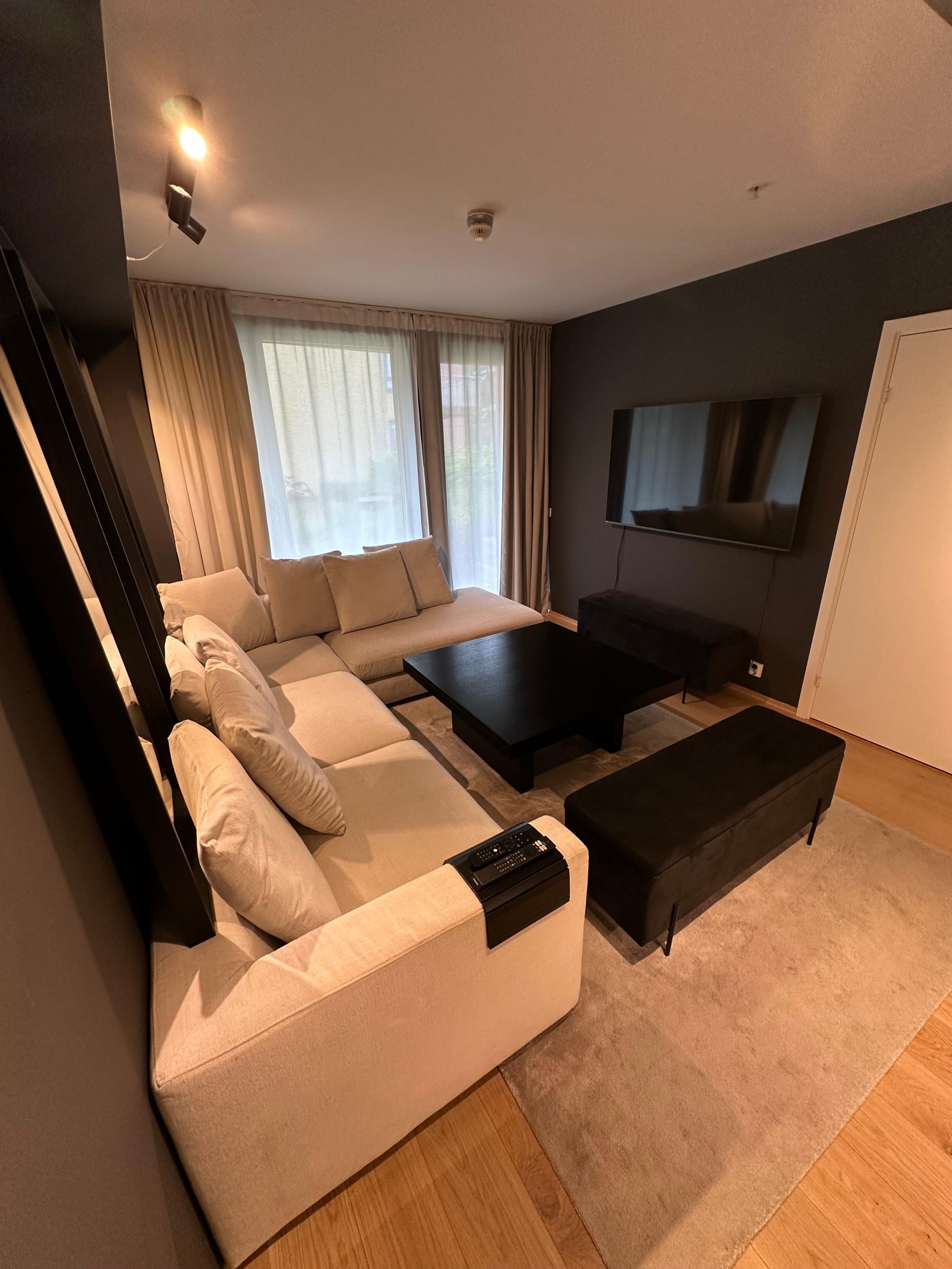 Romslig sofa og salongbord fra Slettvoll.
Sofaen har avtagbart trekk som kan vaskes i vaskemaskin.