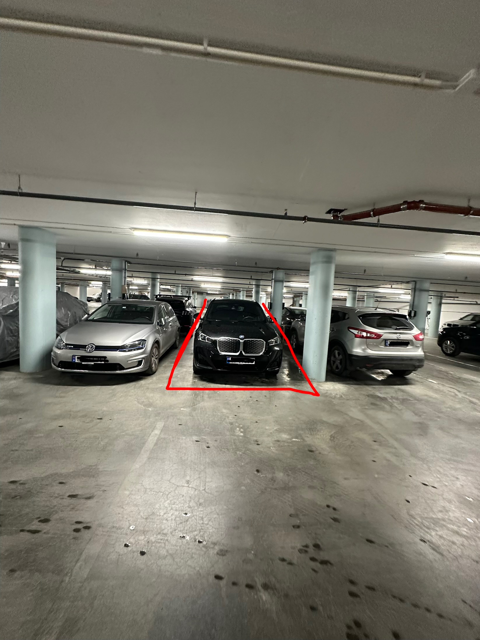 Garasjeplass i oppvarmet parkeringskjeller.
Lukket port, kun med tilgang for beboere.
Kan leies ut etter nærmere avtale.