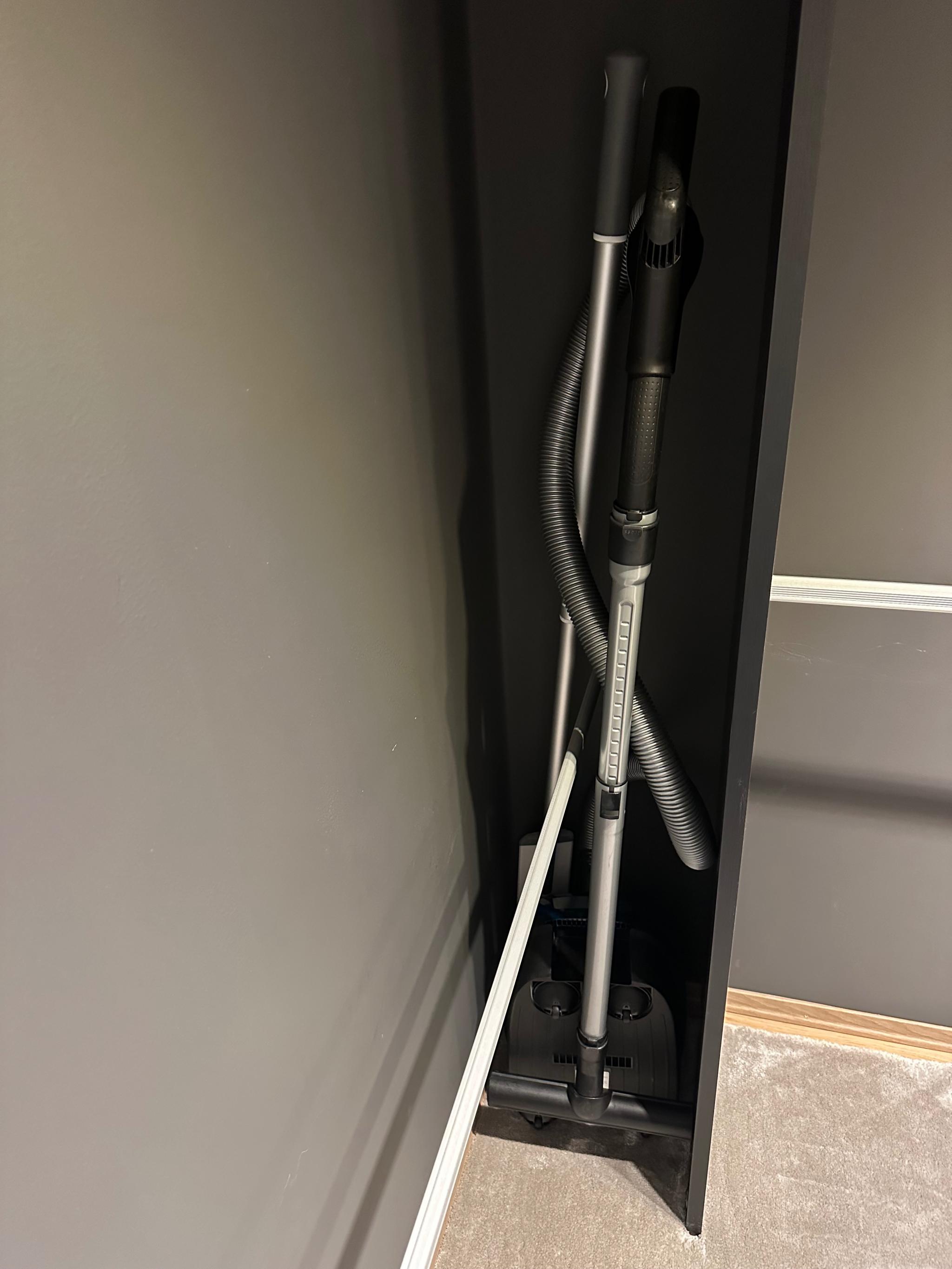 Innerst i garderoben er det gjort plass til støvsuger og mopp, som medfølger i leien.