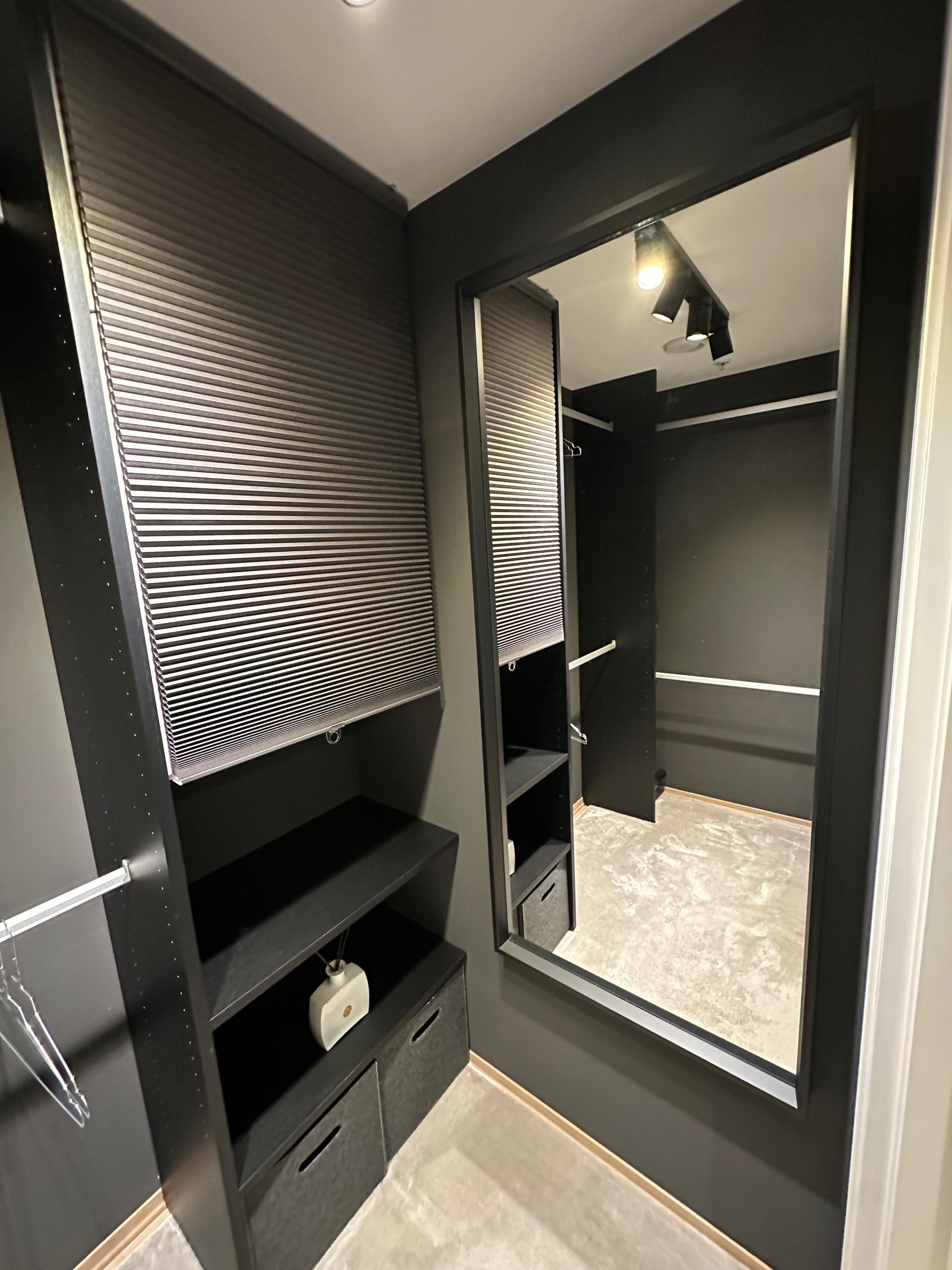 Walk in closet med speil.
(Bak nedtrekksgardin skjuler det seg et ventilasjonsanlegg)