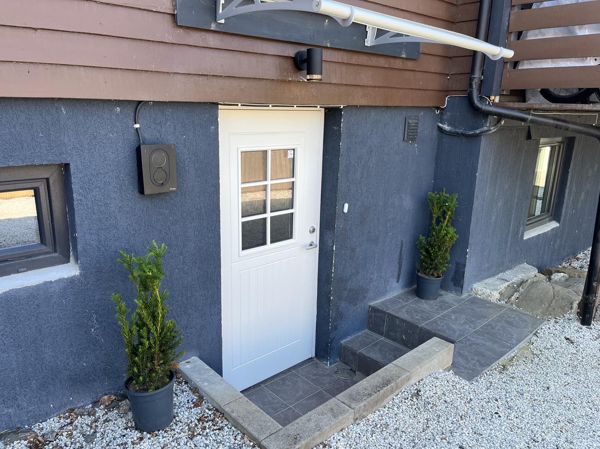 Elbil-lader ved inngangsparti