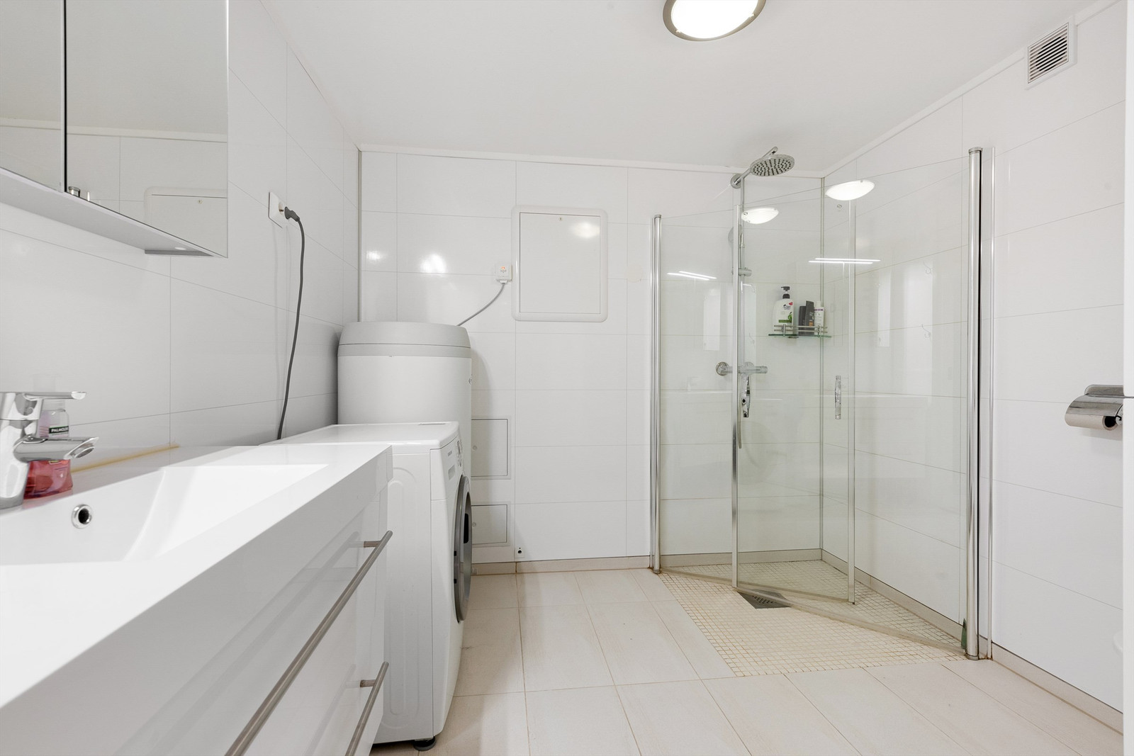 Bad med dusj-hjørne og vaskemaskin