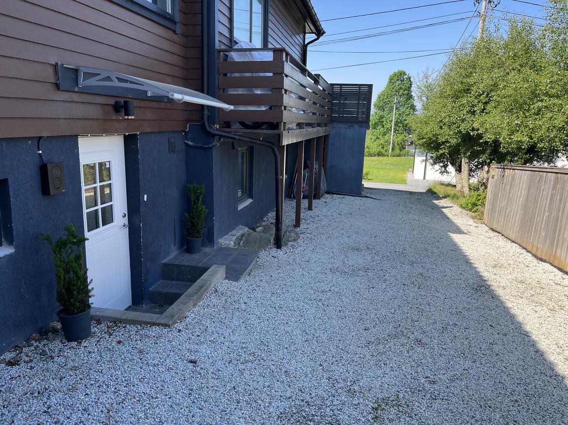 Inngang og parkering