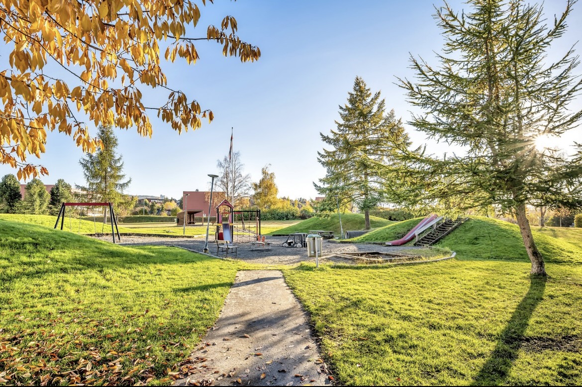 Lekeplass rett ved blokken. 