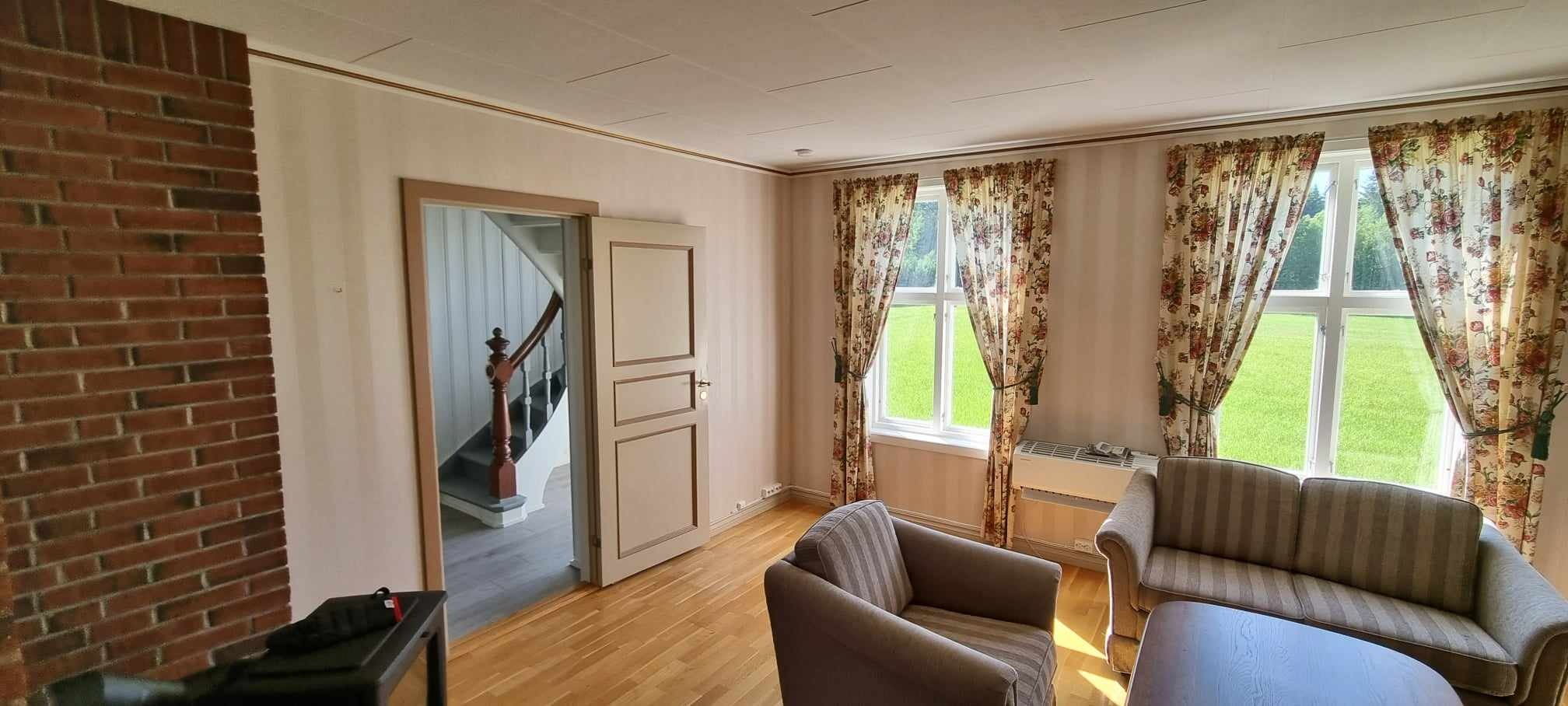 Stue med ildsted og utsikt mot Ulvenvannet