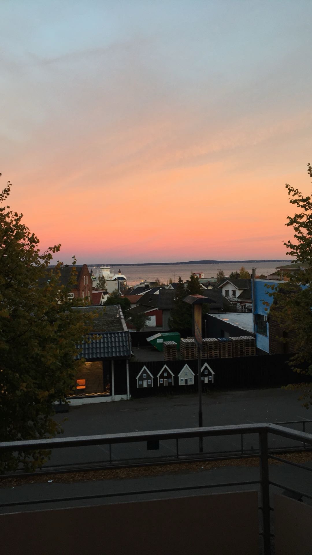 Vakker solnedgang sett fra balkongen 