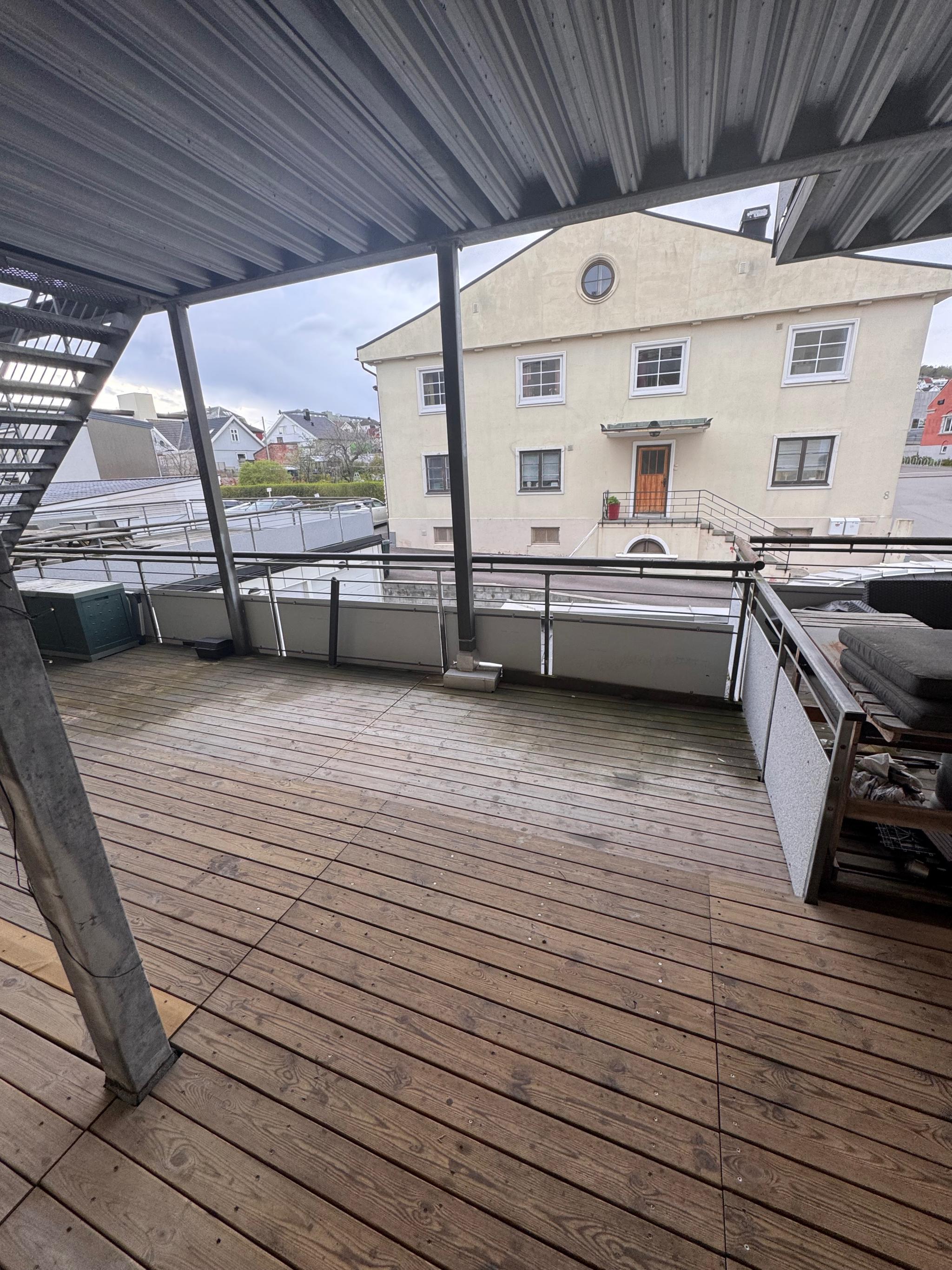 Uteplass foran inngangsdør. 