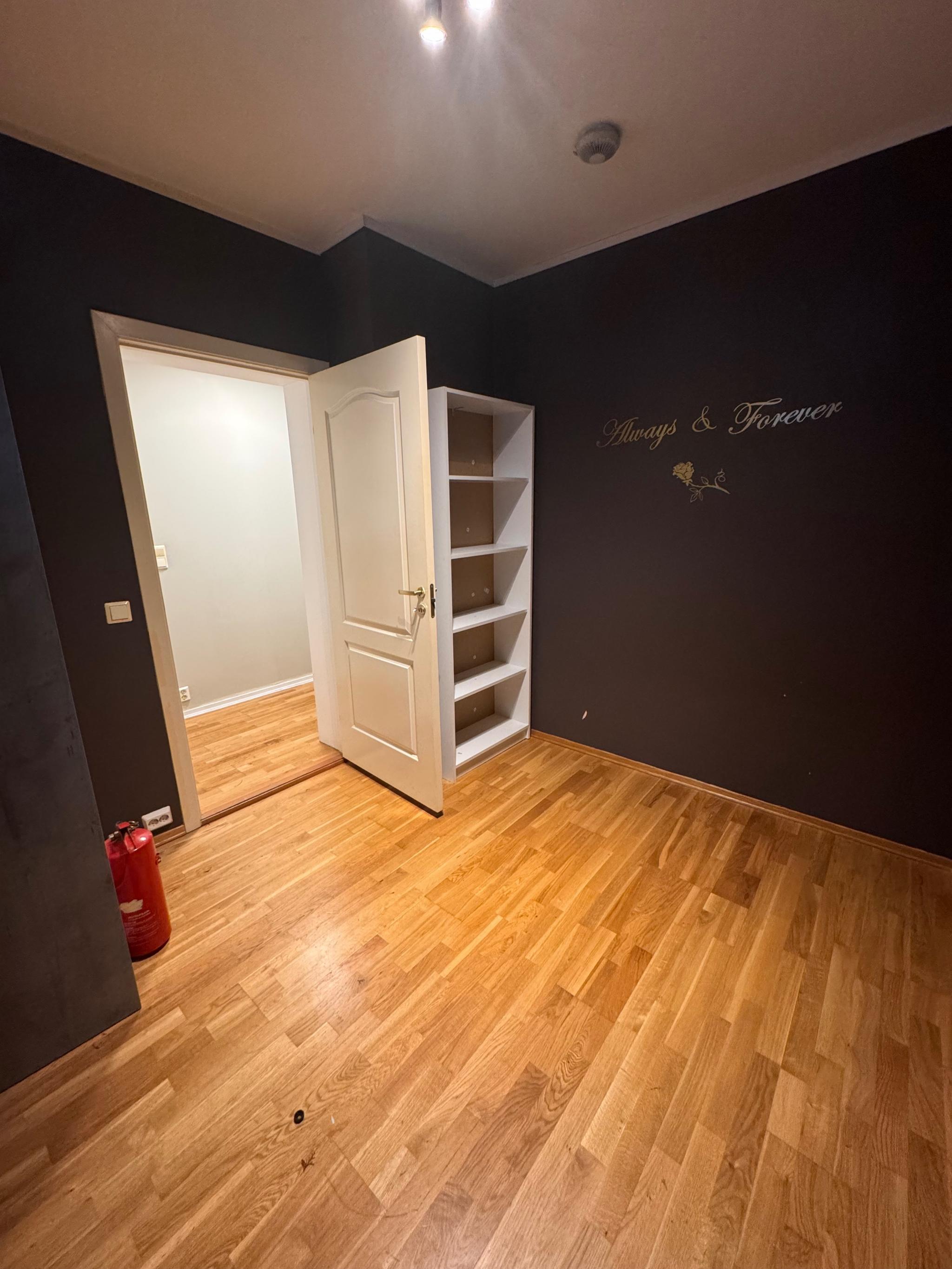 Soverommet følger med 2 skap. 