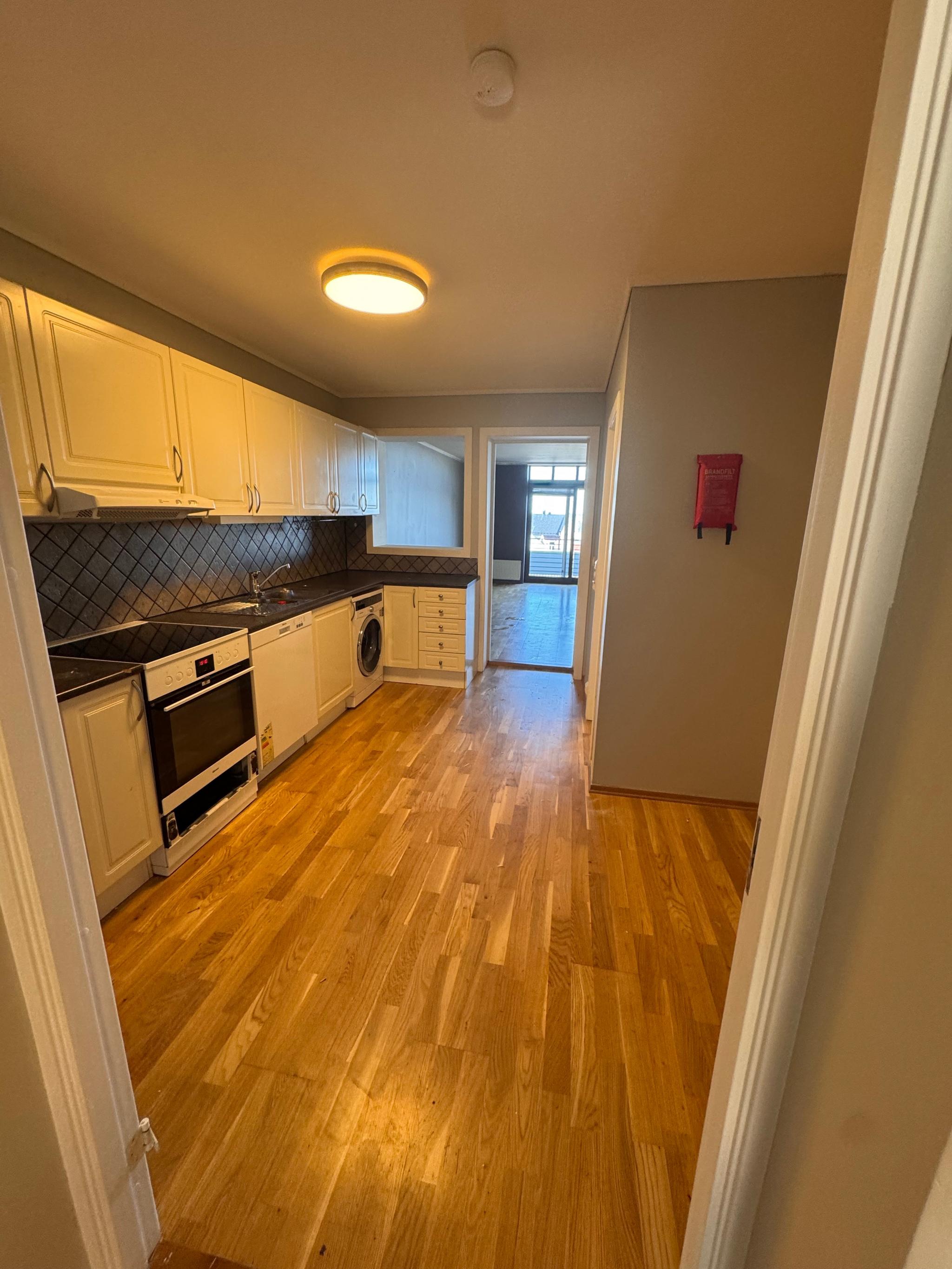 Hvitevarer følger med.
Komfyren kan fjernes. 