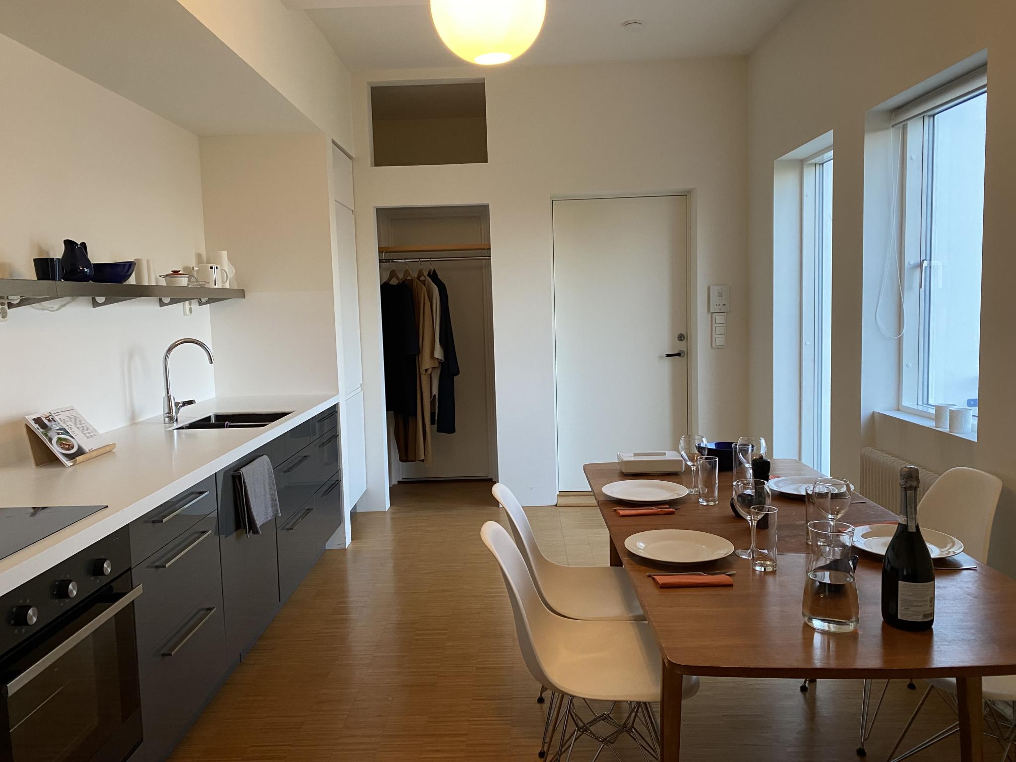 Inngang - garderobe og lagerplass - utgang til balkong