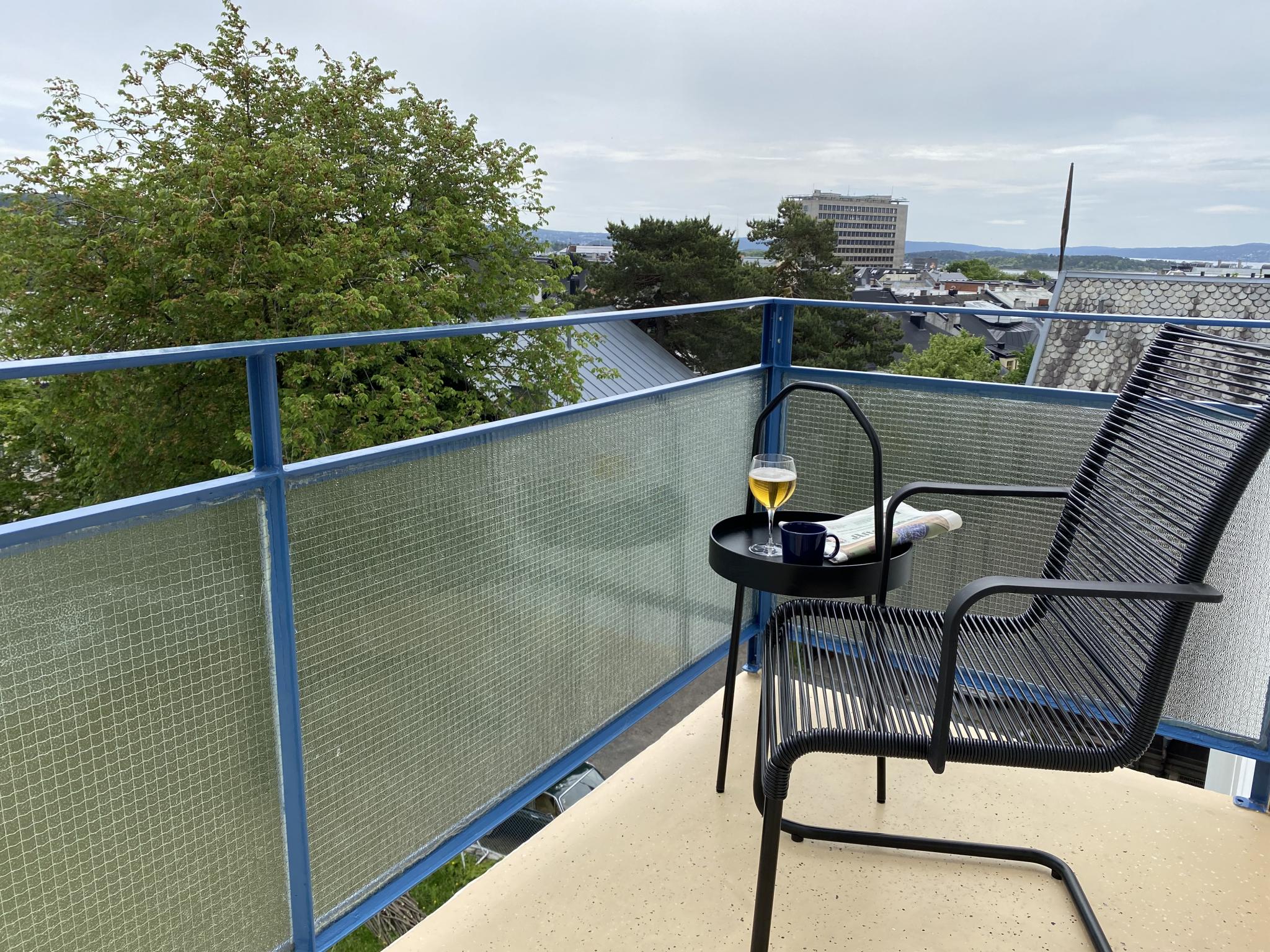 Usjenert balkong med utsikt over byen og fjorden