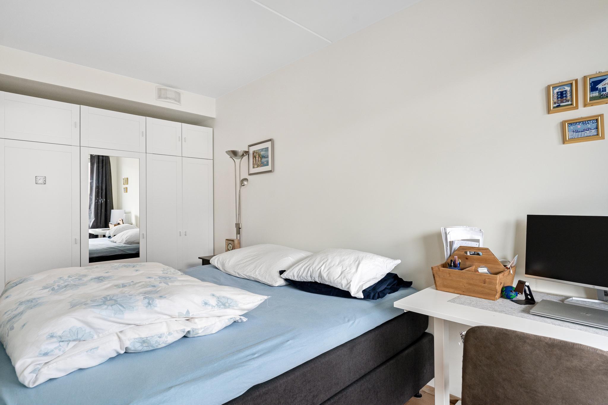 Soverom med oppbevarings plass