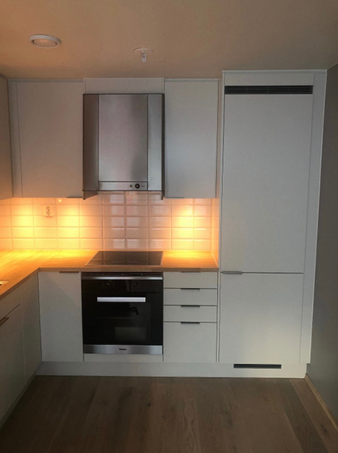 Kjøkken med integrerte hvitevarer 