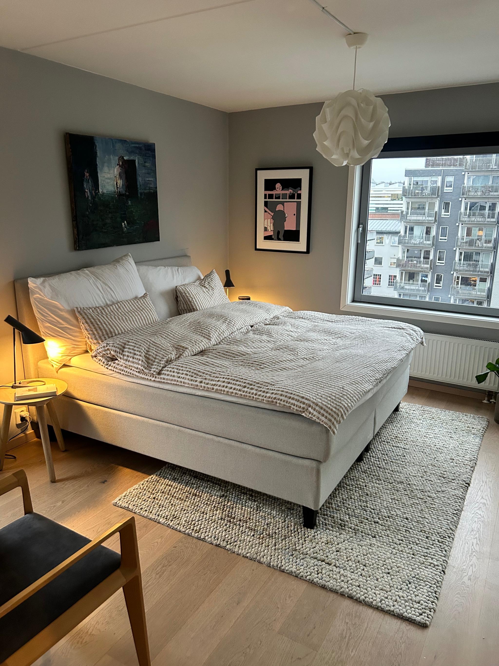 Hovedsoverom med skyvedørsgarderobe- vindu på to sider