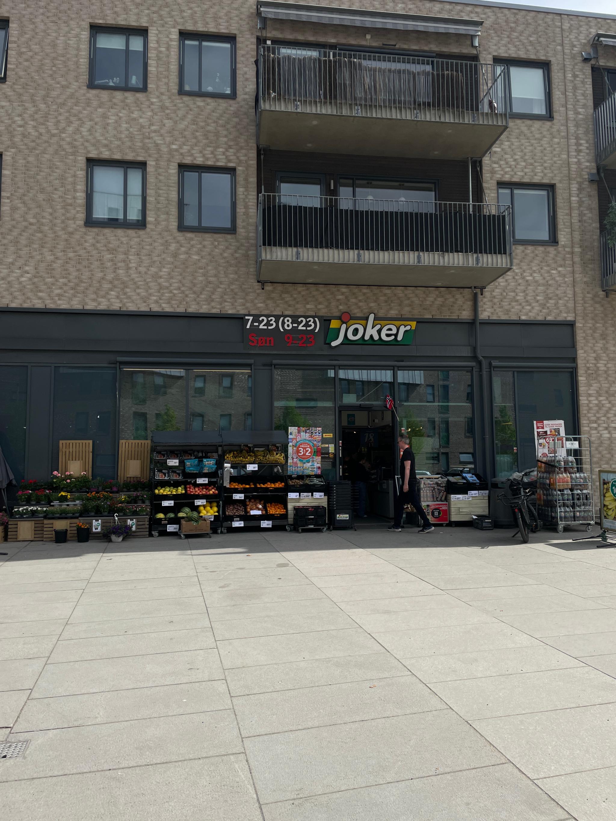 Nærområdet. Søndagsåpen Joker 200 meter unna. 